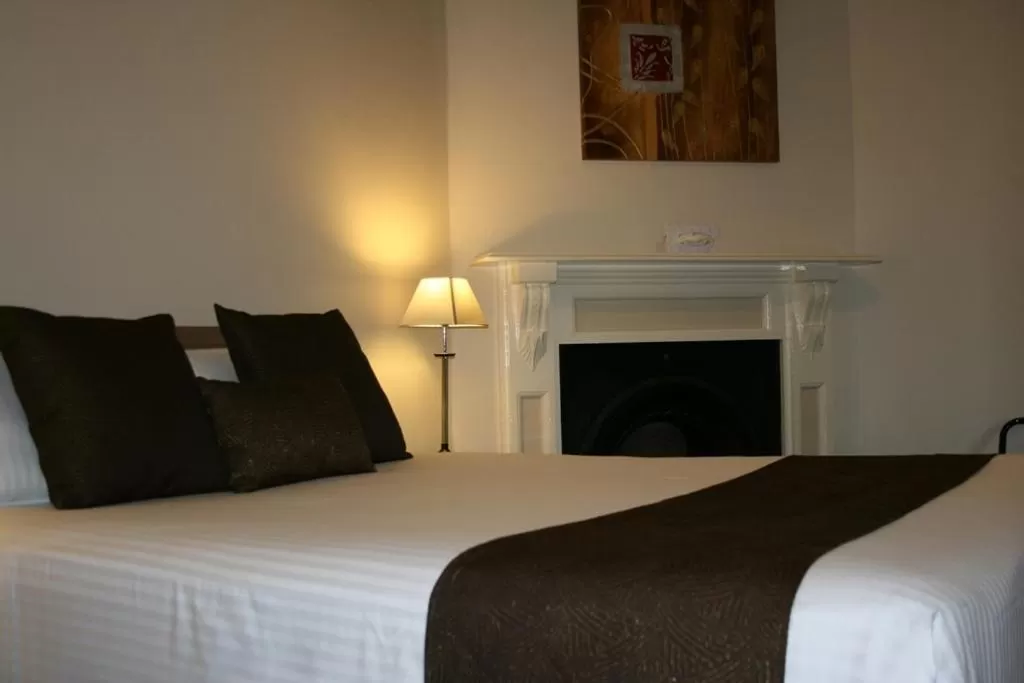 Bed in Noah's Mid City Motor Inn Muswellbrook