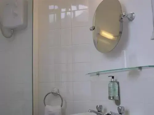 Bathroom in Stonehenge Inn & Shepherd's Huts