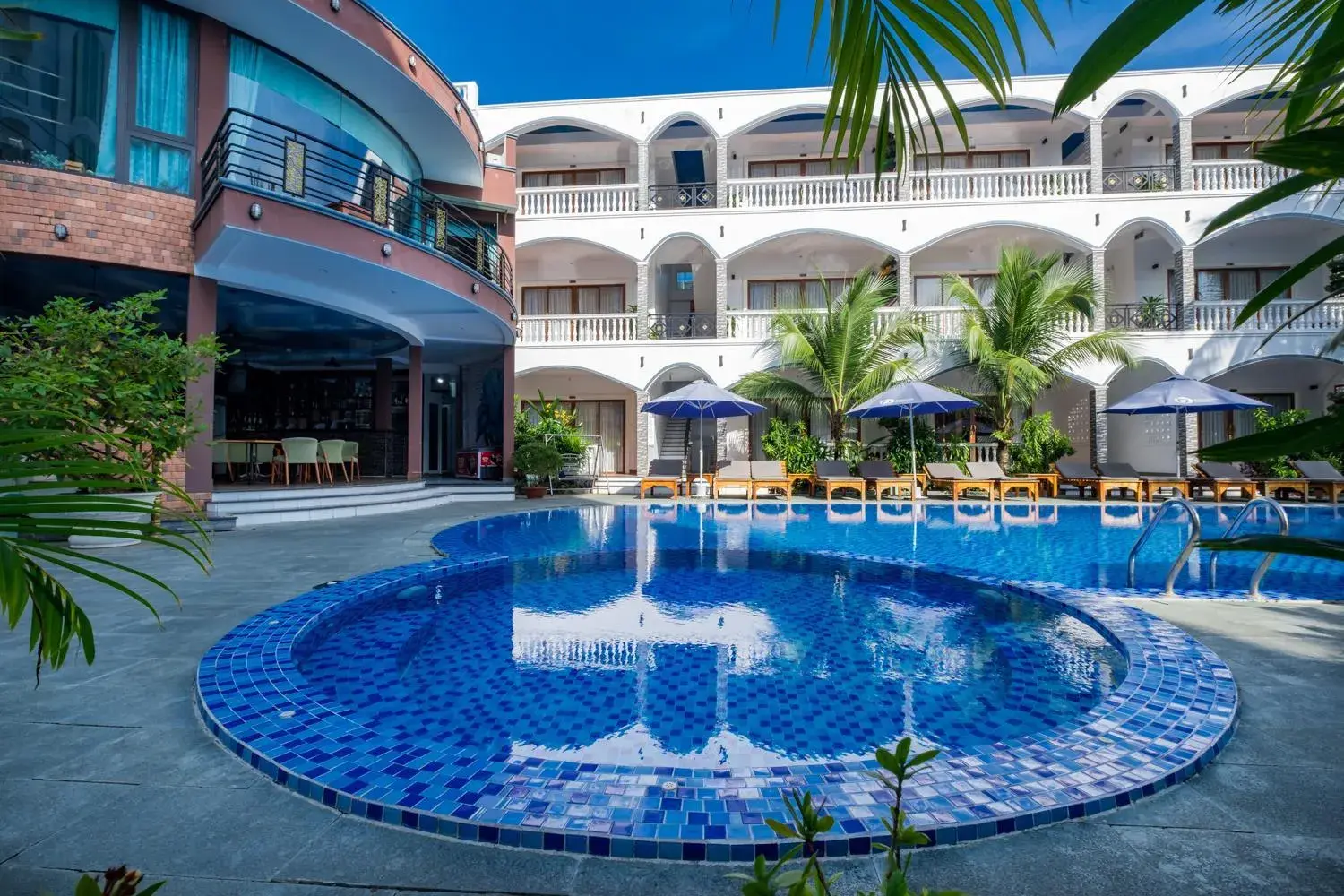 Swimming pool, Property Building in Brenta Phu Quoc Hotel