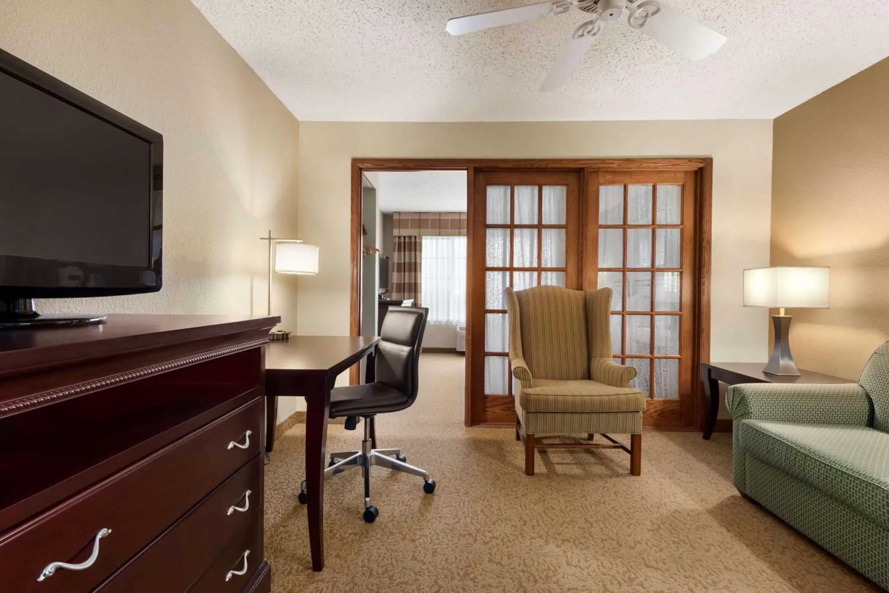 Living room, TV/Entertainment Center in Country Inn & Suites by Radisson, West Bend, WI