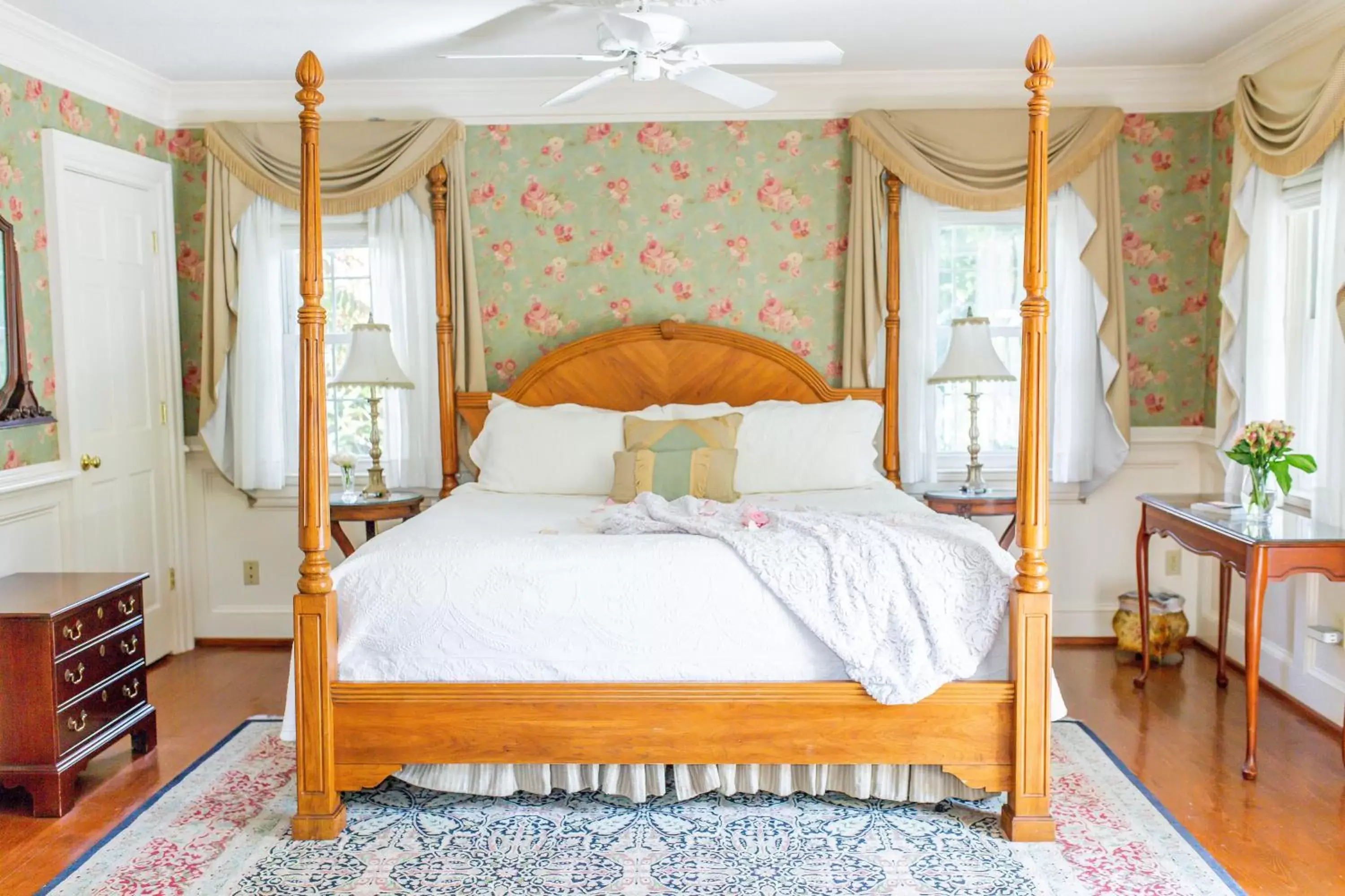 Bedroom in Arrowhead Inn