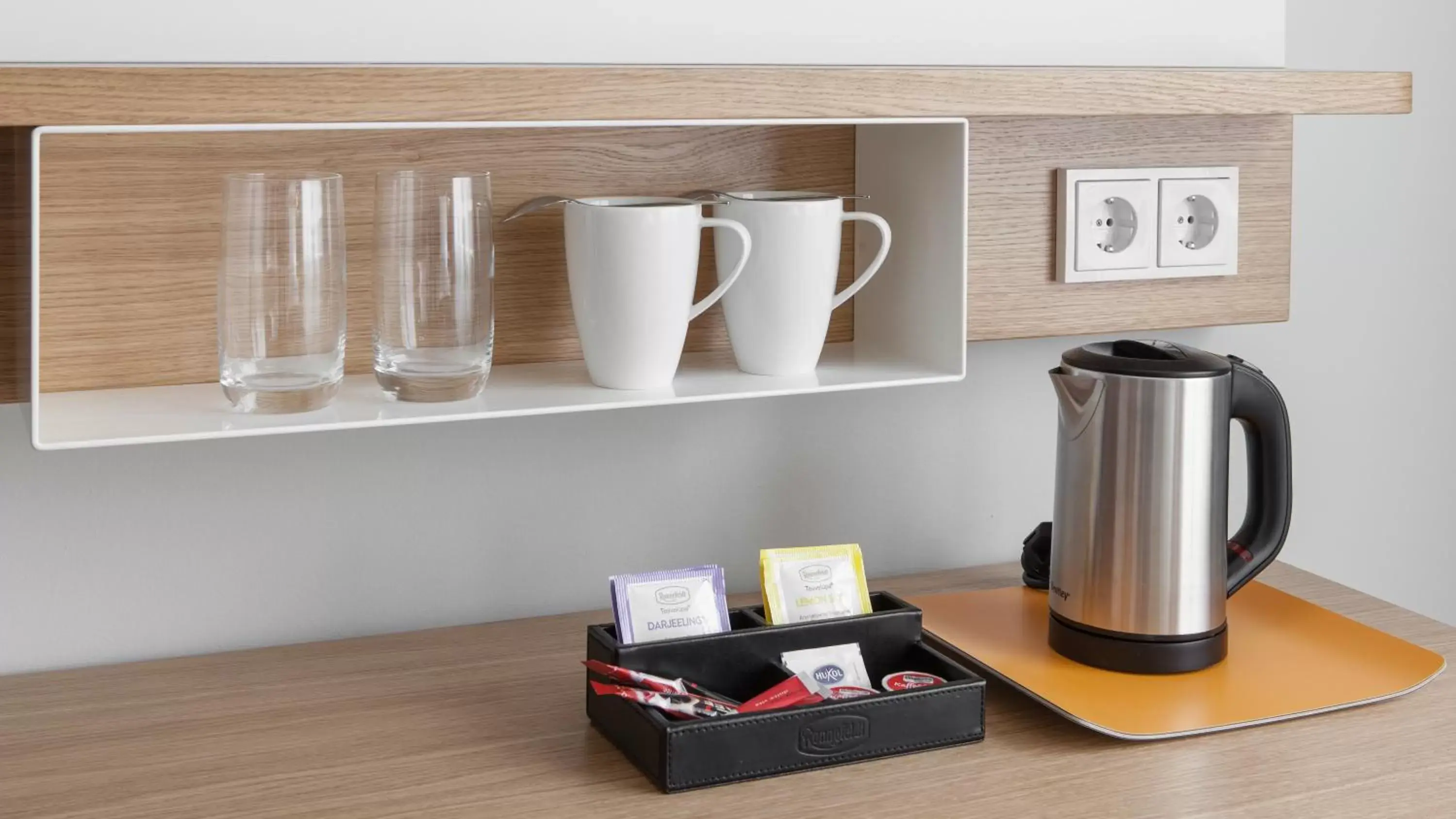 Photo of the whole room, Coffee/Tea Facilities in Holiday Inn Munich - Leuchtenbergring, an IHG Hotel