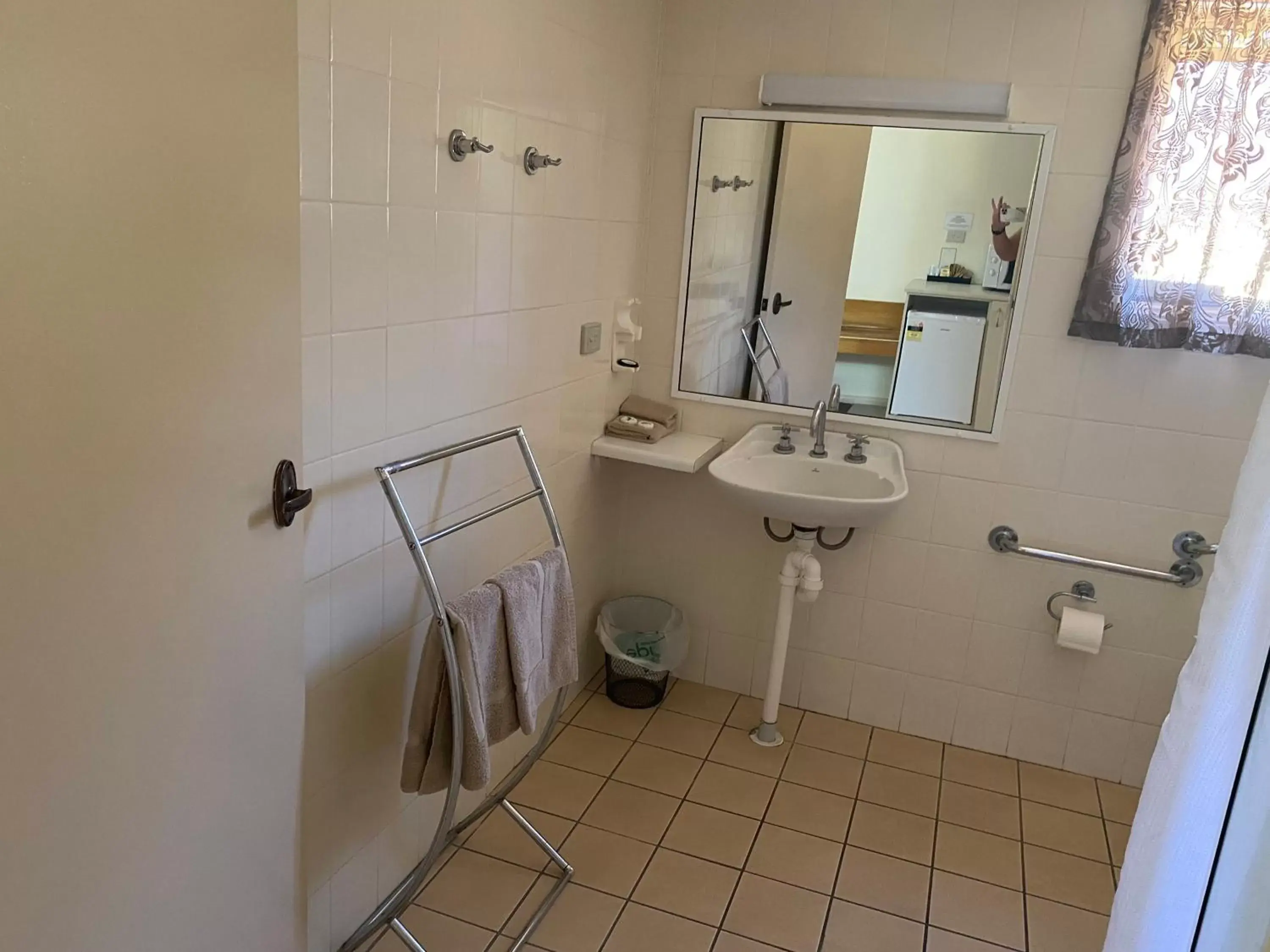 Bathroom in All Settlers Motor Inn Parkes