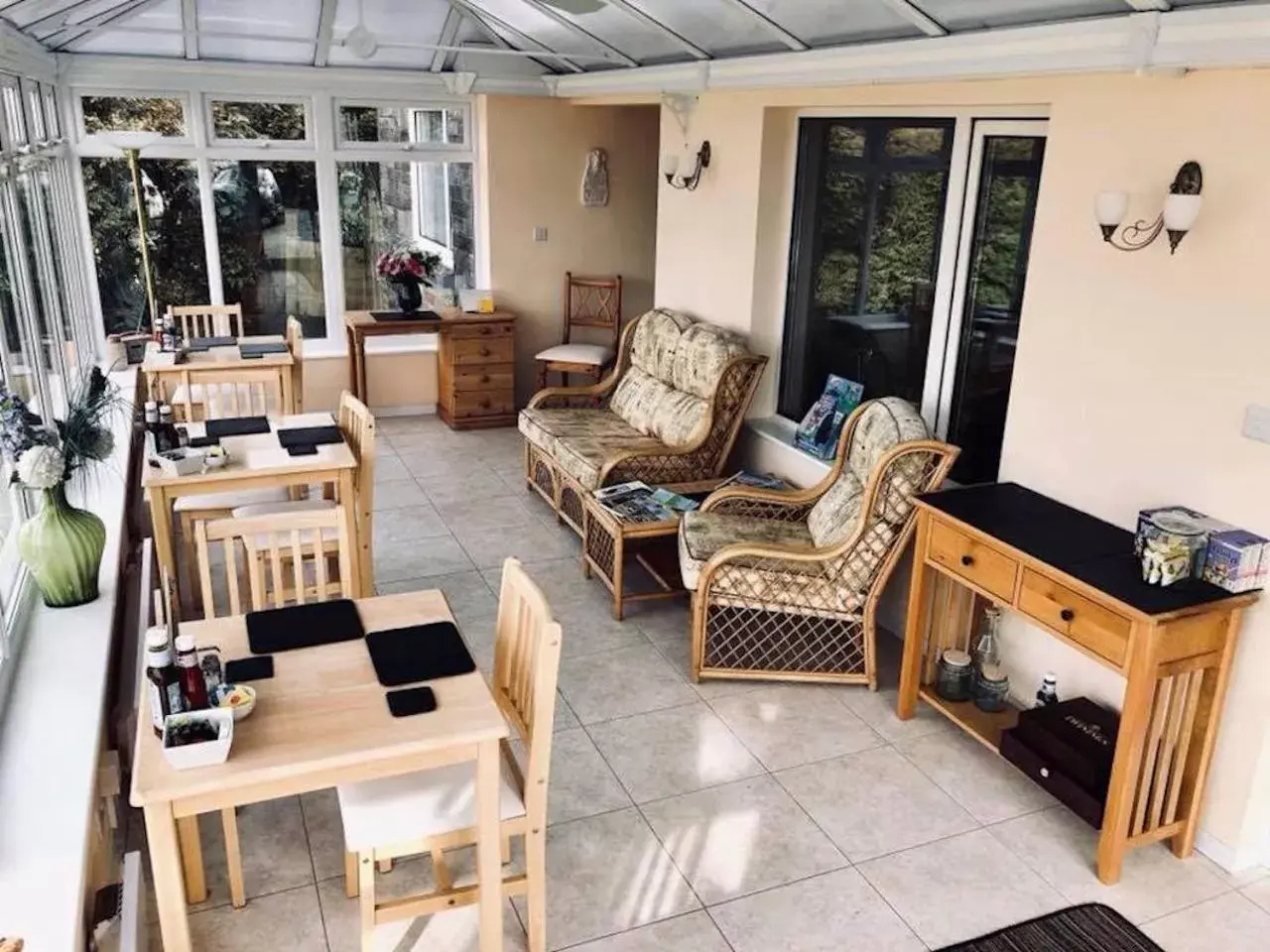 Dining area in Pinewood B&B