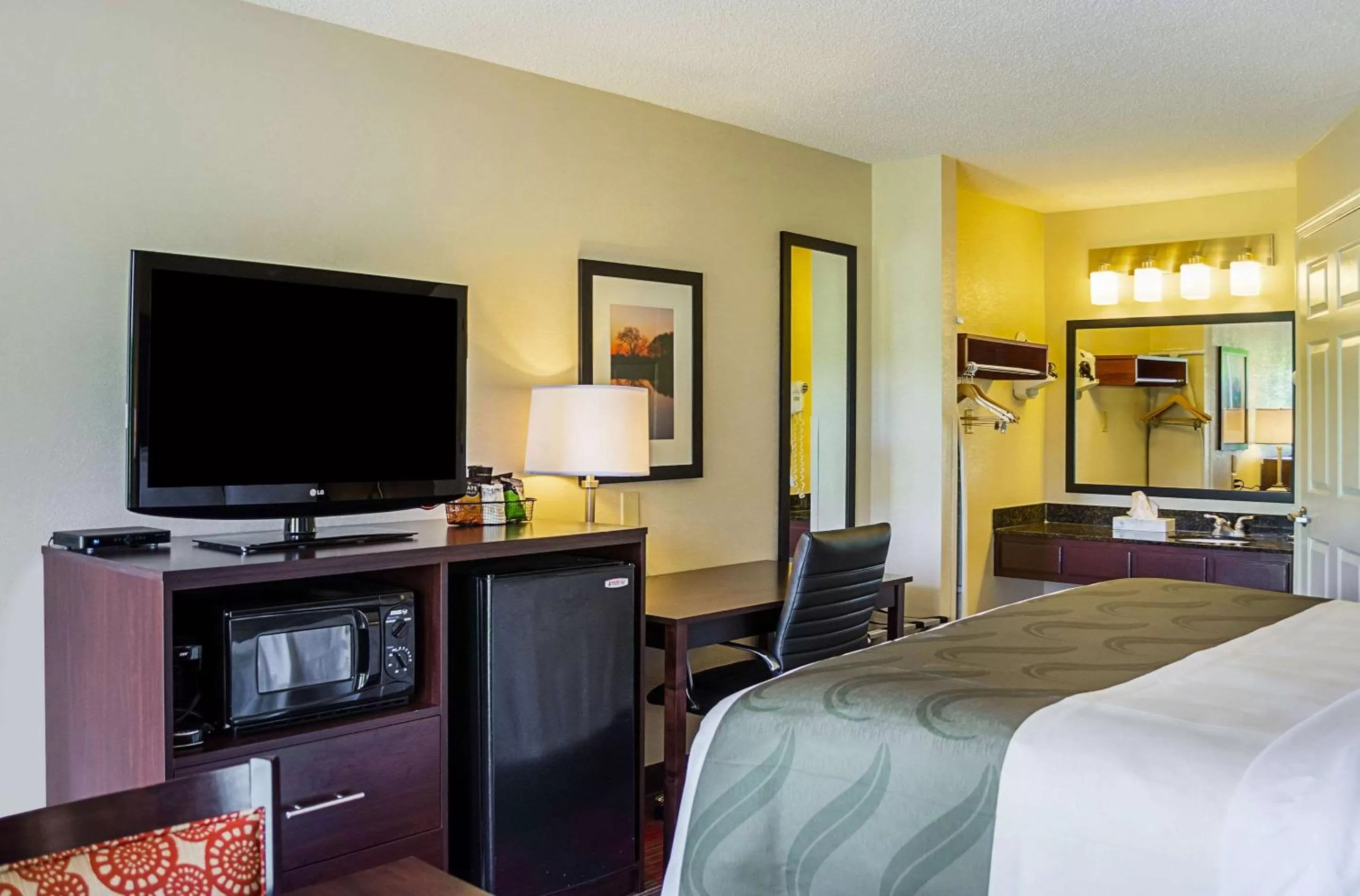 Photo of the whole room, Bed in Quality Inn Vicksburg