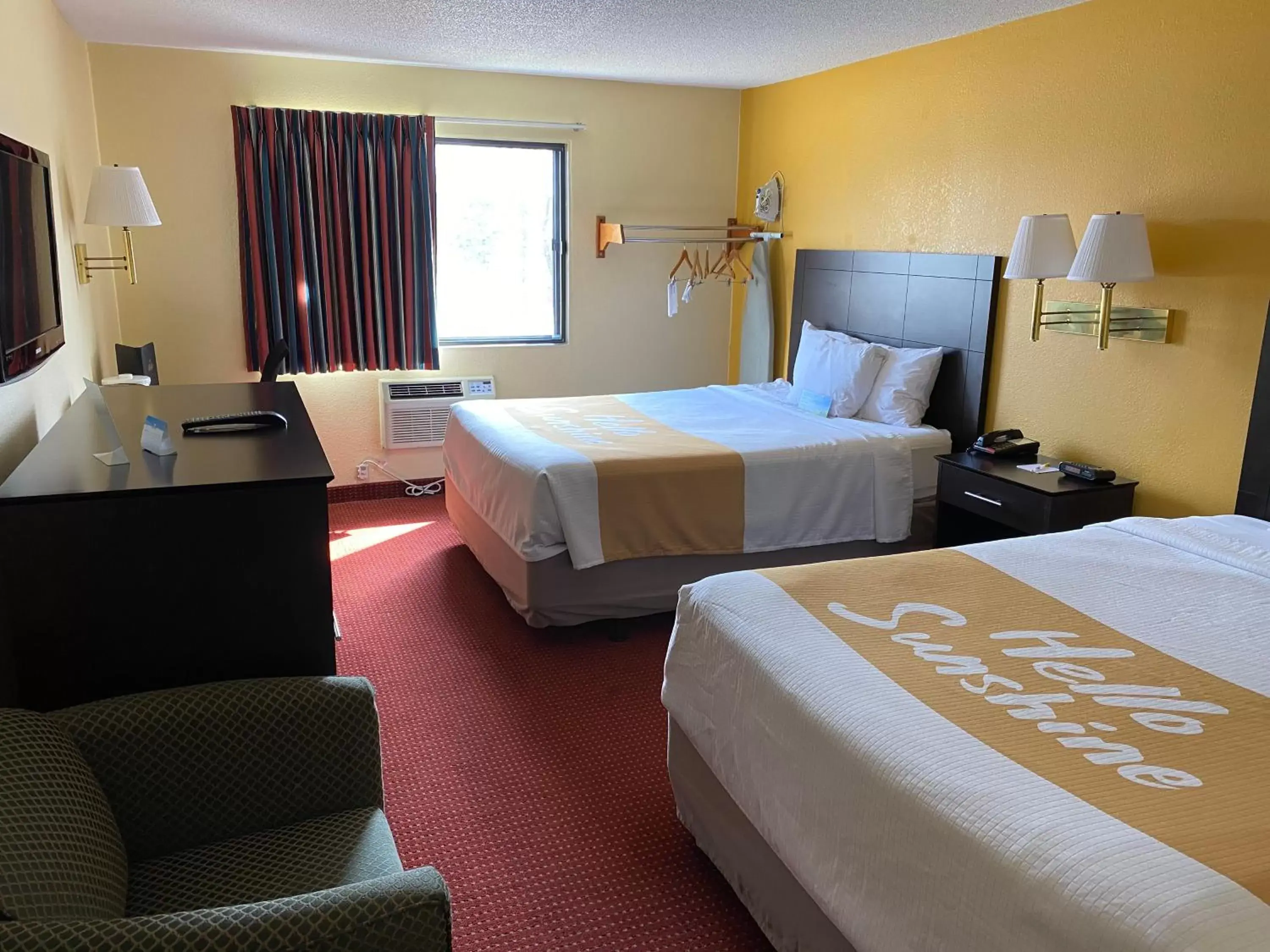 Bed in Days Inn & Suites by Wyndham Des Moines Airport