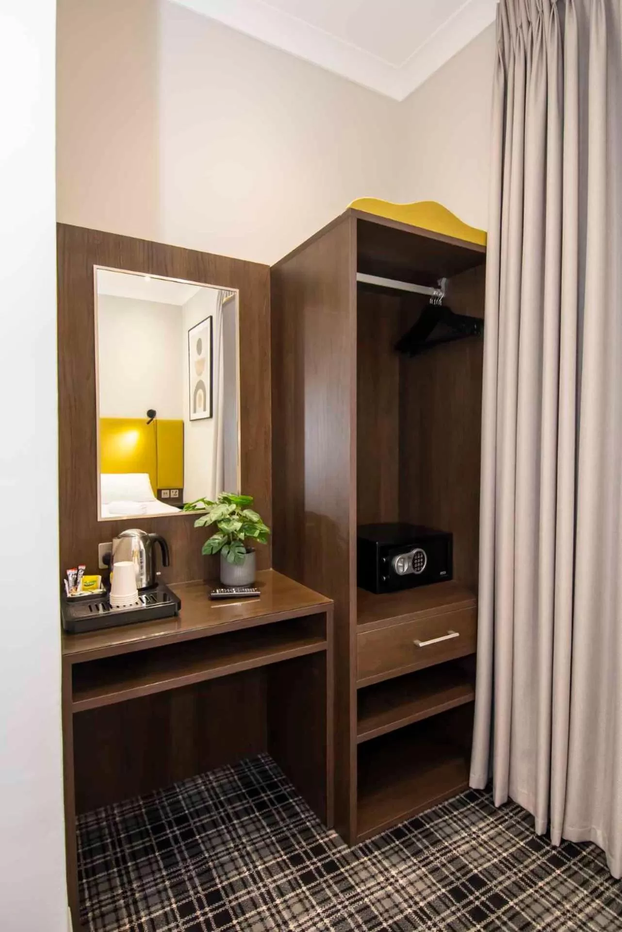 Coffee/tea facilities, Bed in Howard Winchester Hotel