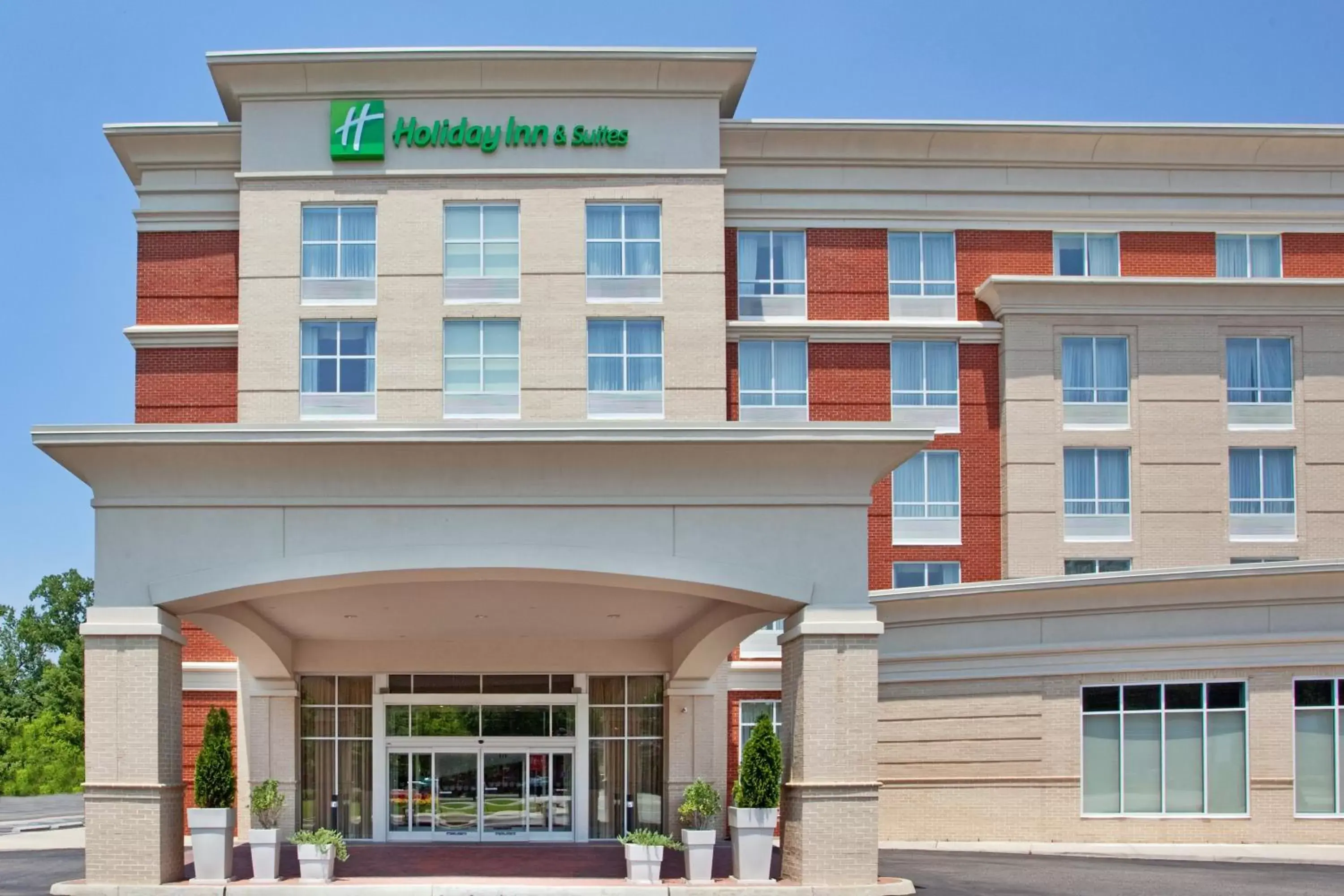 Property Building in Holiday Inn Hotel & Suites Gateway, an IHG Hotel