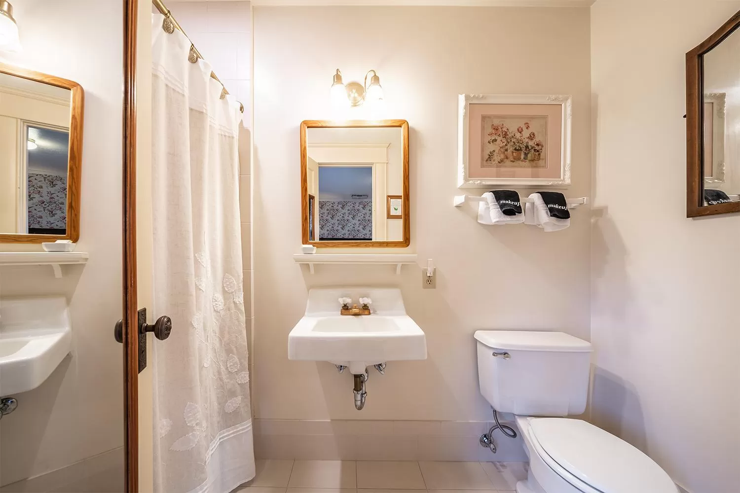 Toilet in Abigail's Bed and Breakfast Inn