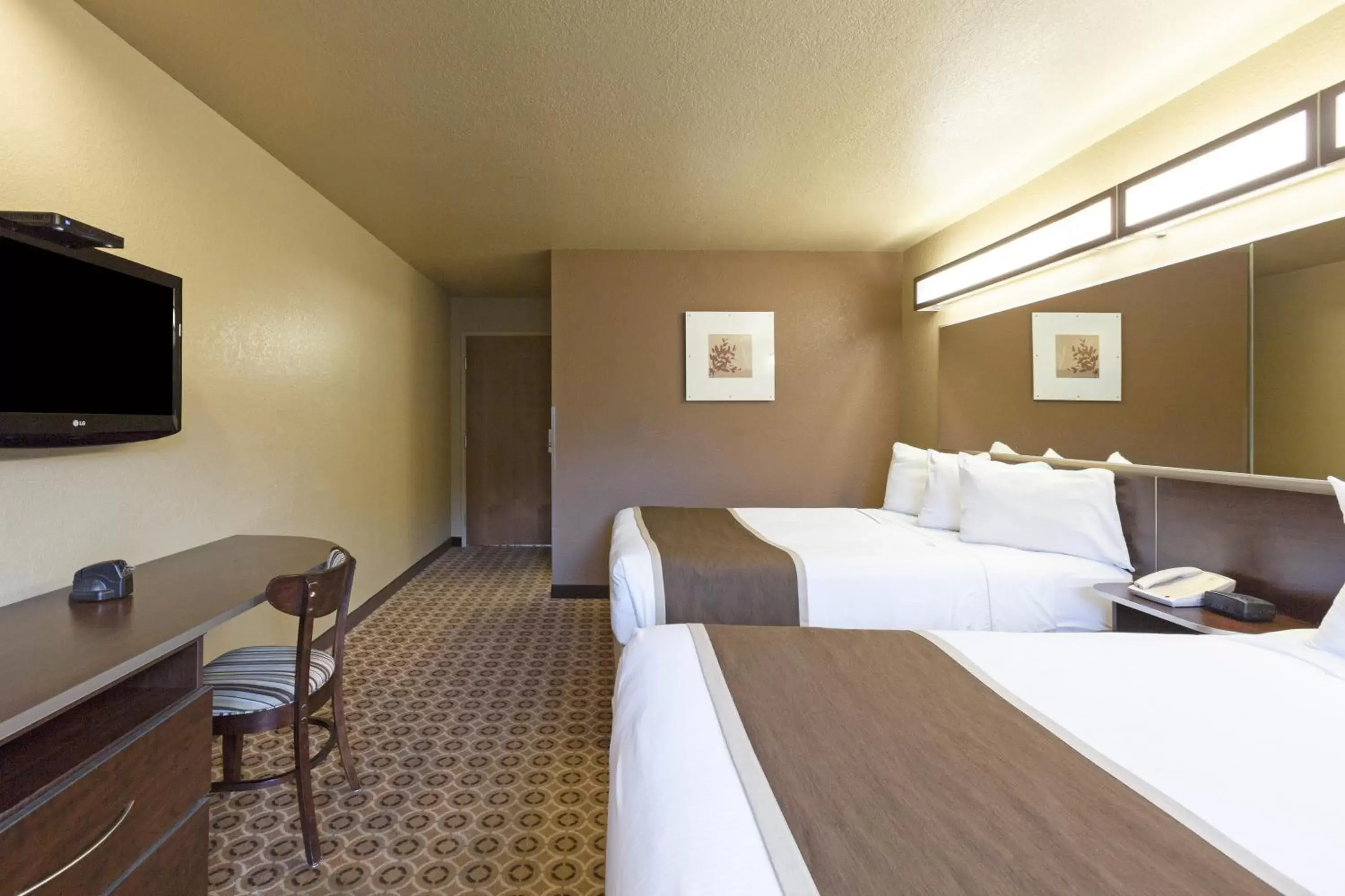 Photo of the whole room, Bed in Microtel Inn & Suites by Wyndham Searcy