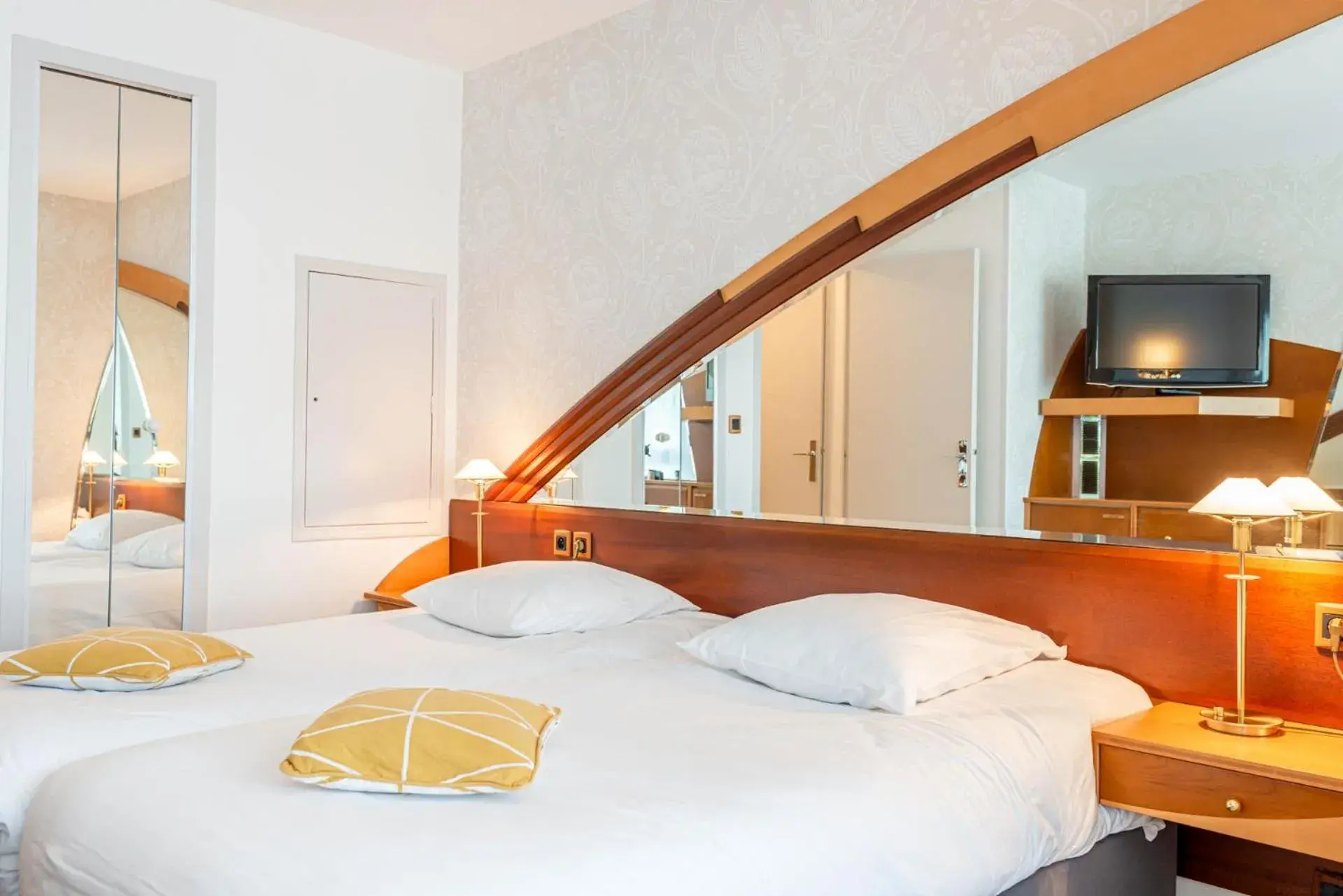 Bed in INTER-HOTEL Saint-Malo Ouest Le Crystal