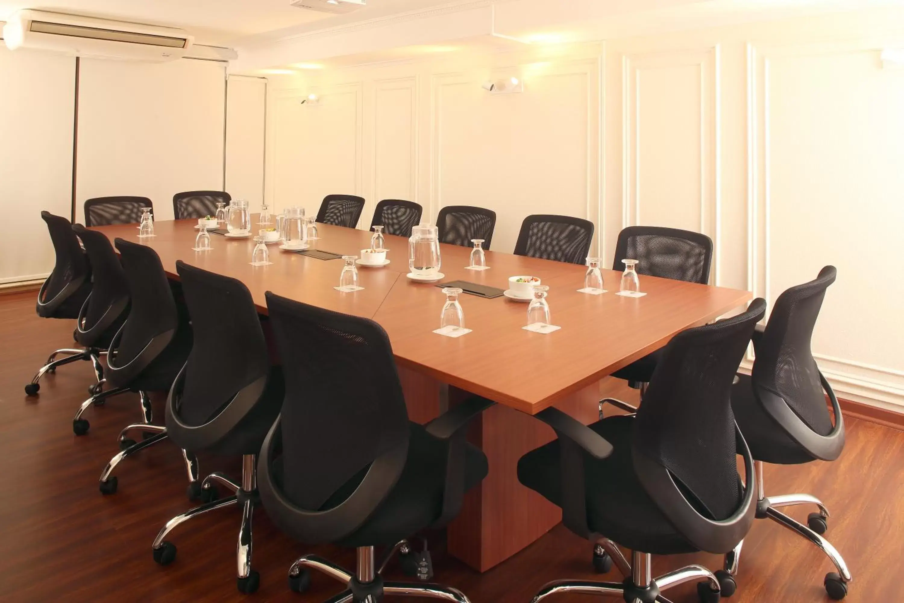 Meeting/conference room in MR Express (ex Hotel Neruda Express)