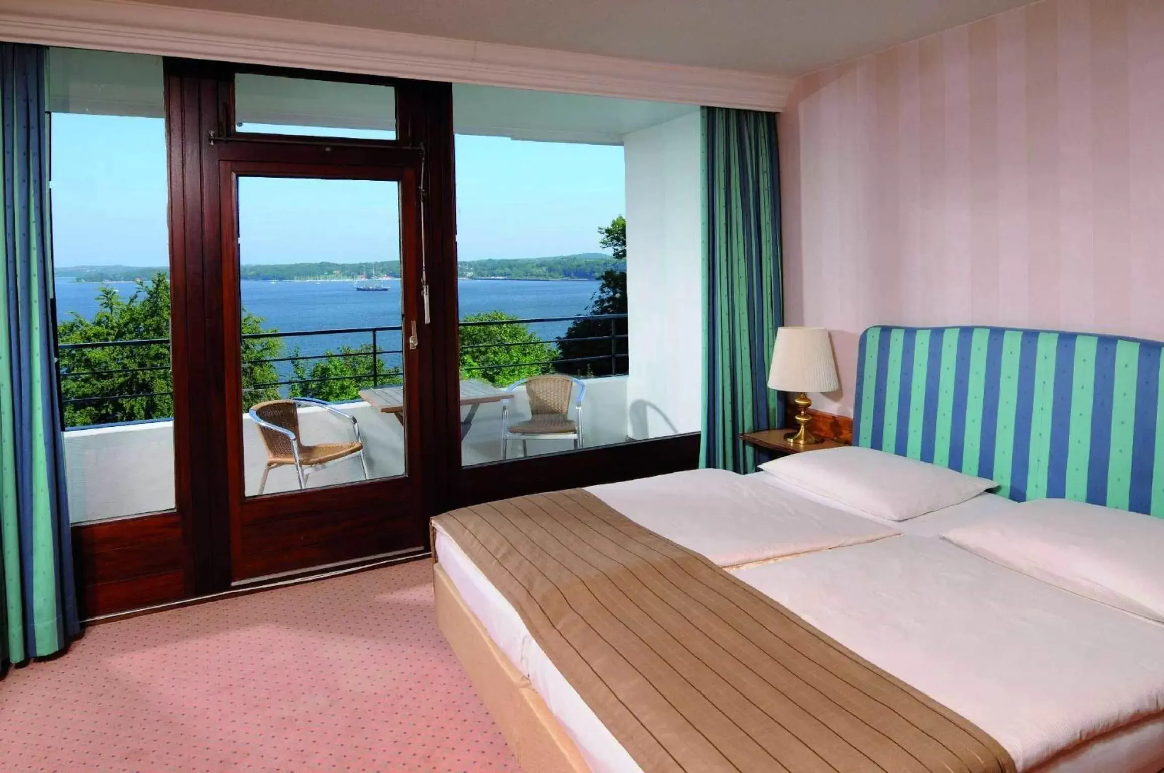 Bedroom, Bed in Maritim Hotel Bellevue Kiel
