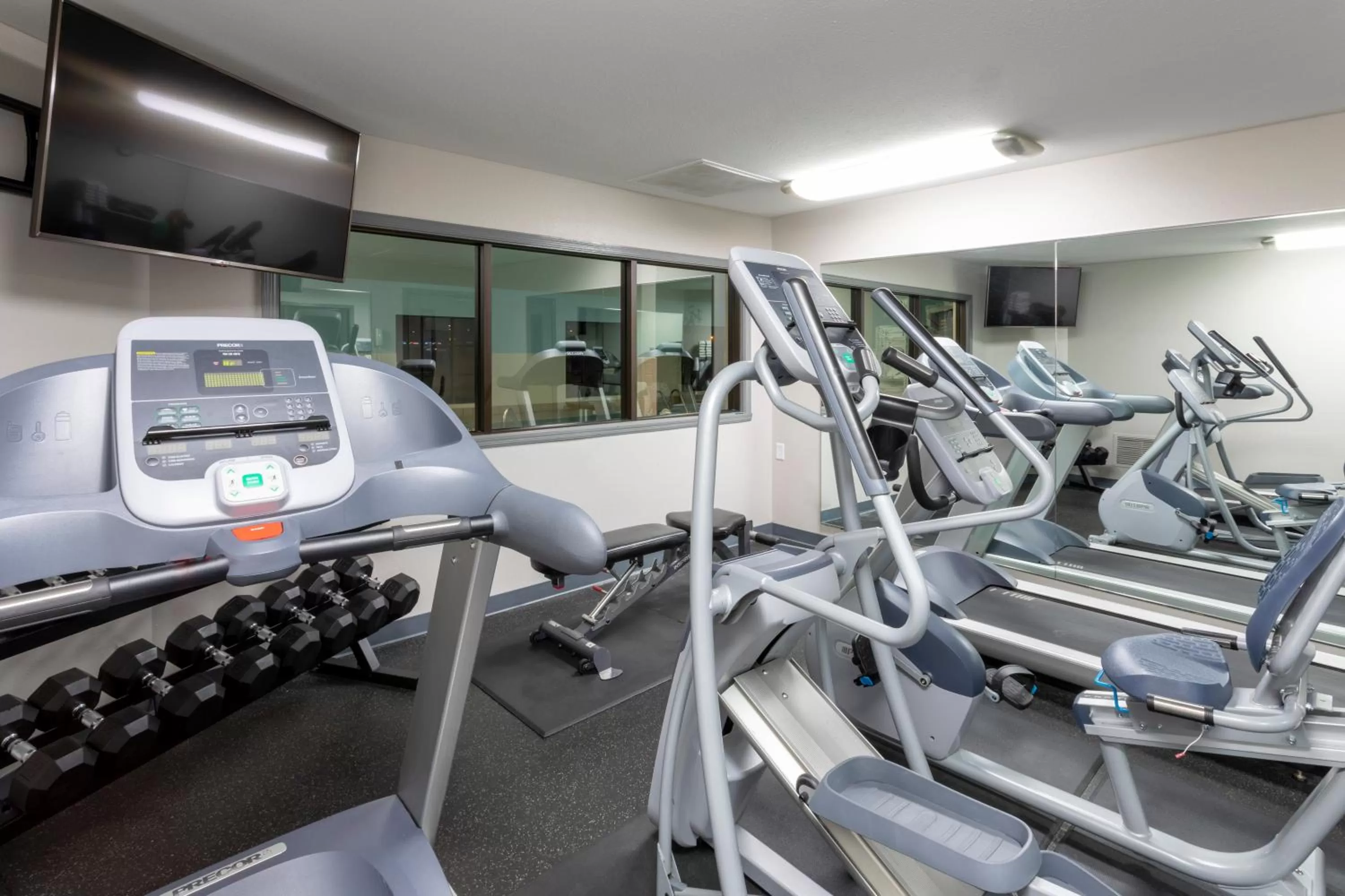 Fitness centre/facilities in Country Inn & Suites by Radisson, Fargo, ND