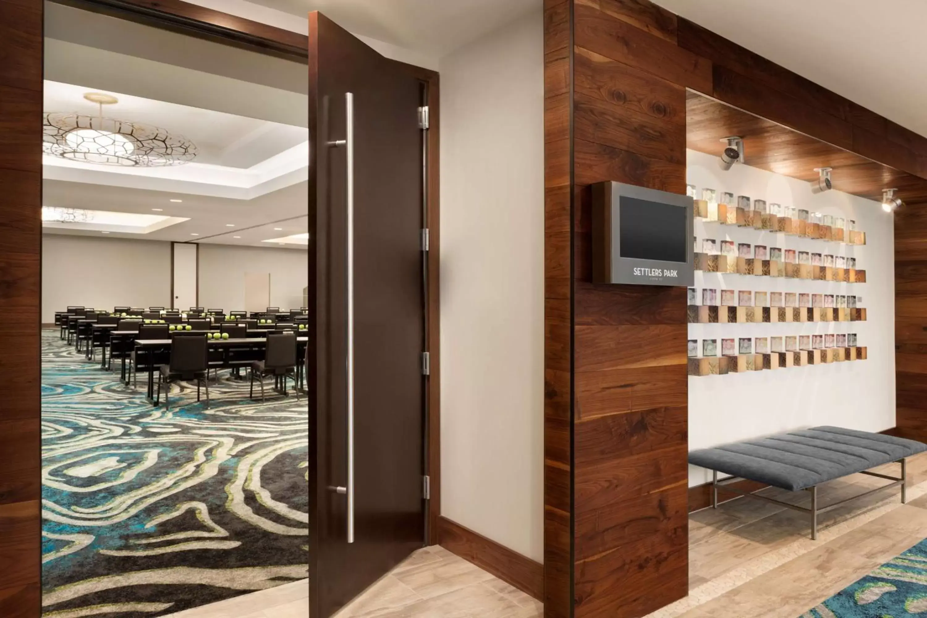 Meeting/conference room, TV/Entertainment Center in Embassy Suites By Hilton Boulder