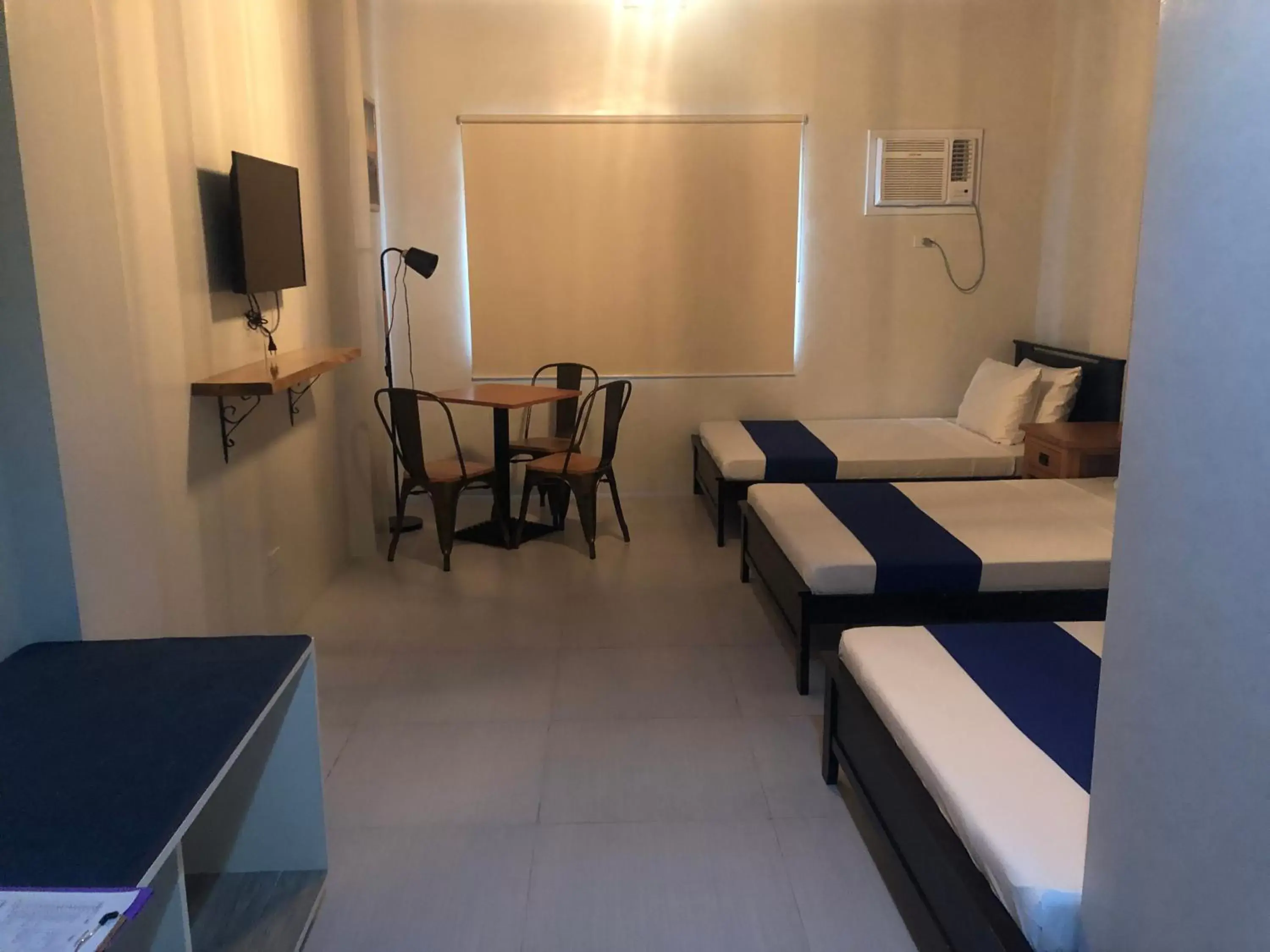 Seating area, Bed in South Anchorage Inn Seating area, Bed in South Anchorage Inn