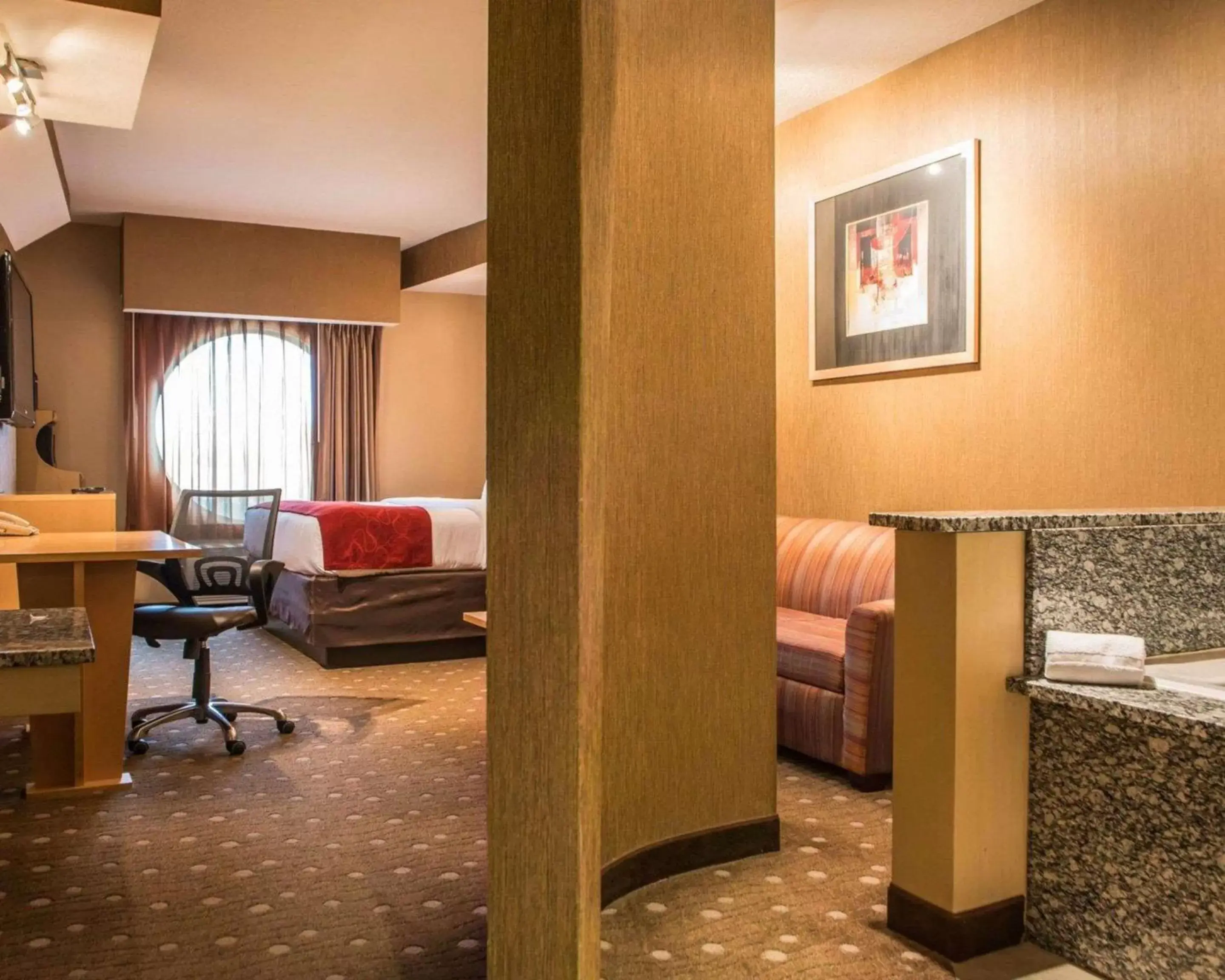 Photo of the whole room, Seating Area in Comfort Suites Monroeville