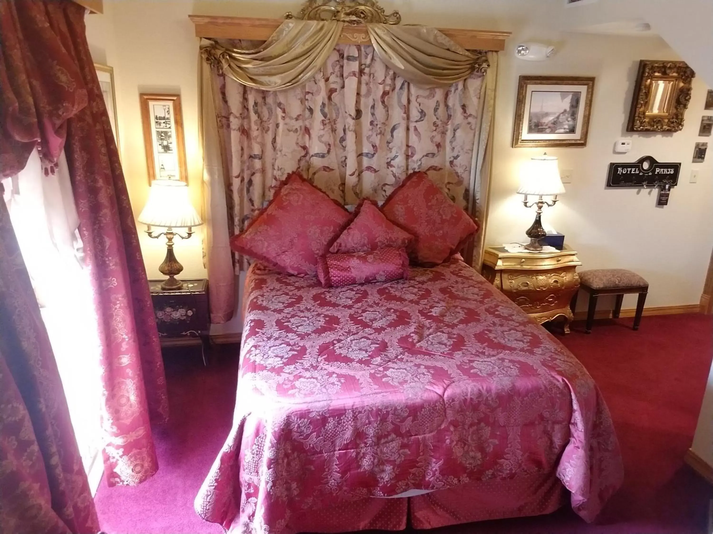 Bed in All Seasons Inn