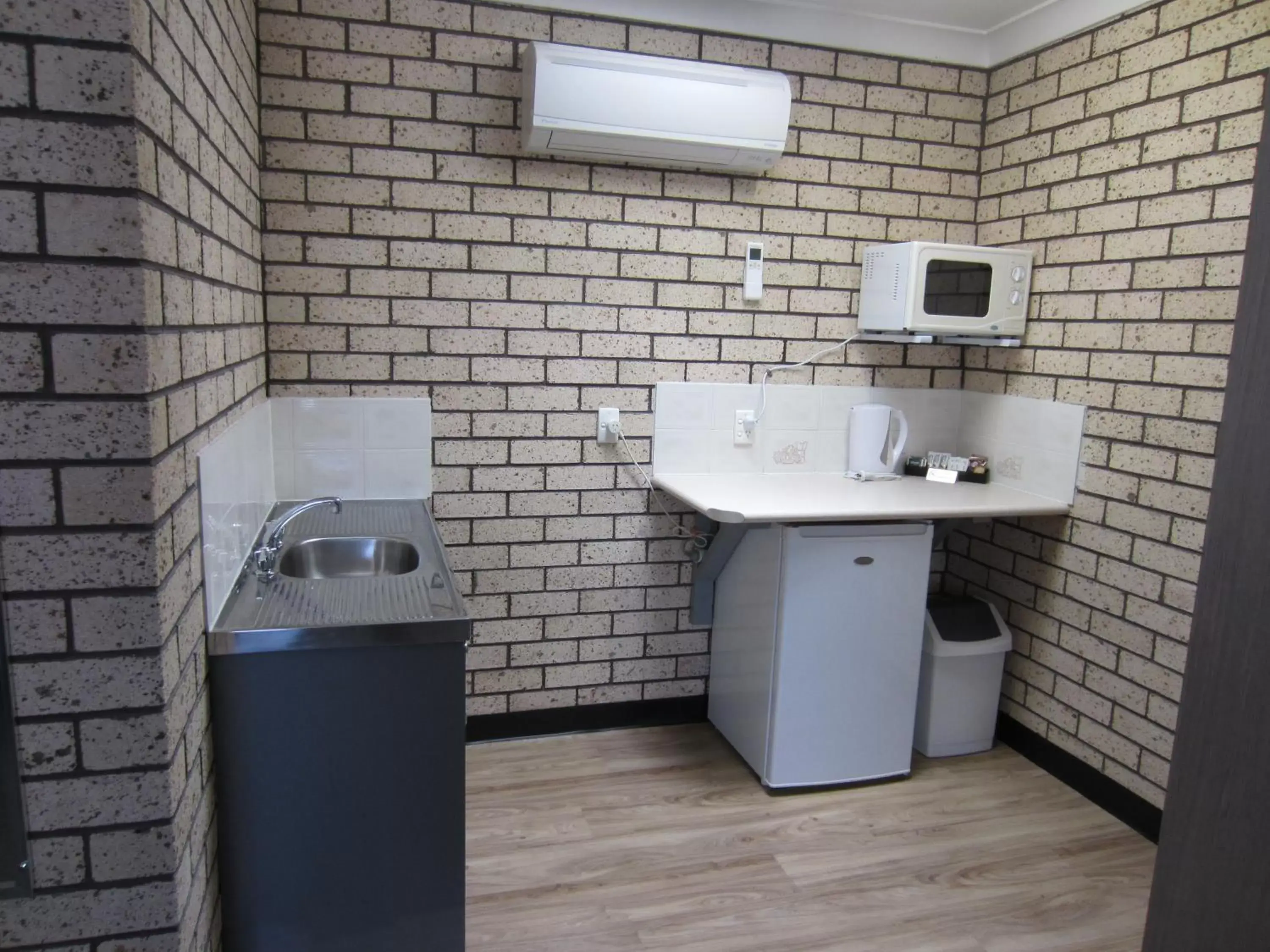 Kitchen or kitchenette, Bathroom in Cowra Crest Motel