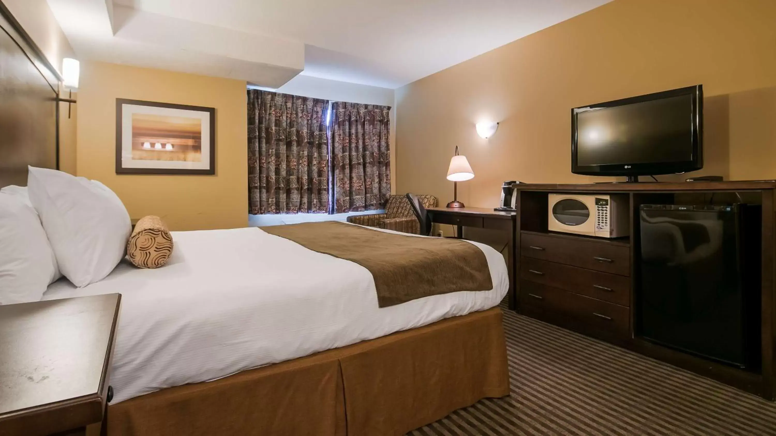 Photo of the whole room, Bed in Best Western Maple Ridge