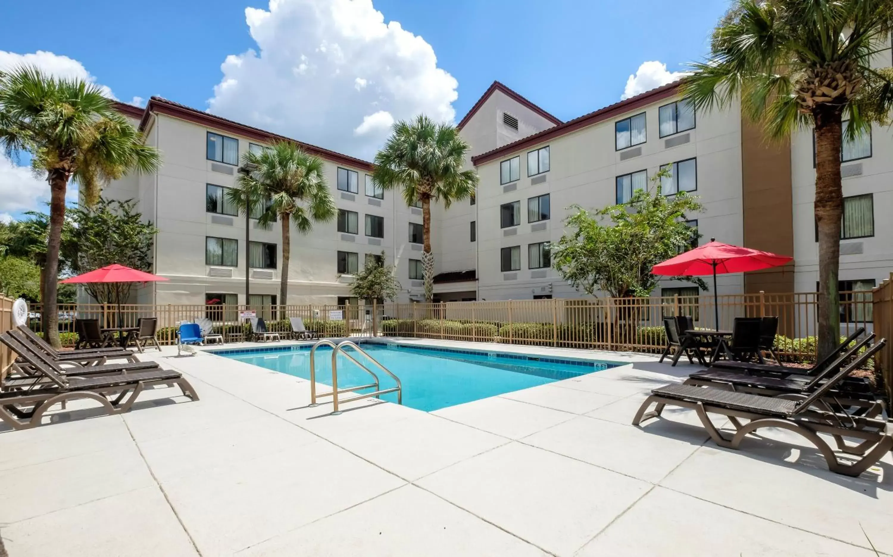Swimming pool, Property Building in Red Roof Inn PLUS + Gainesville