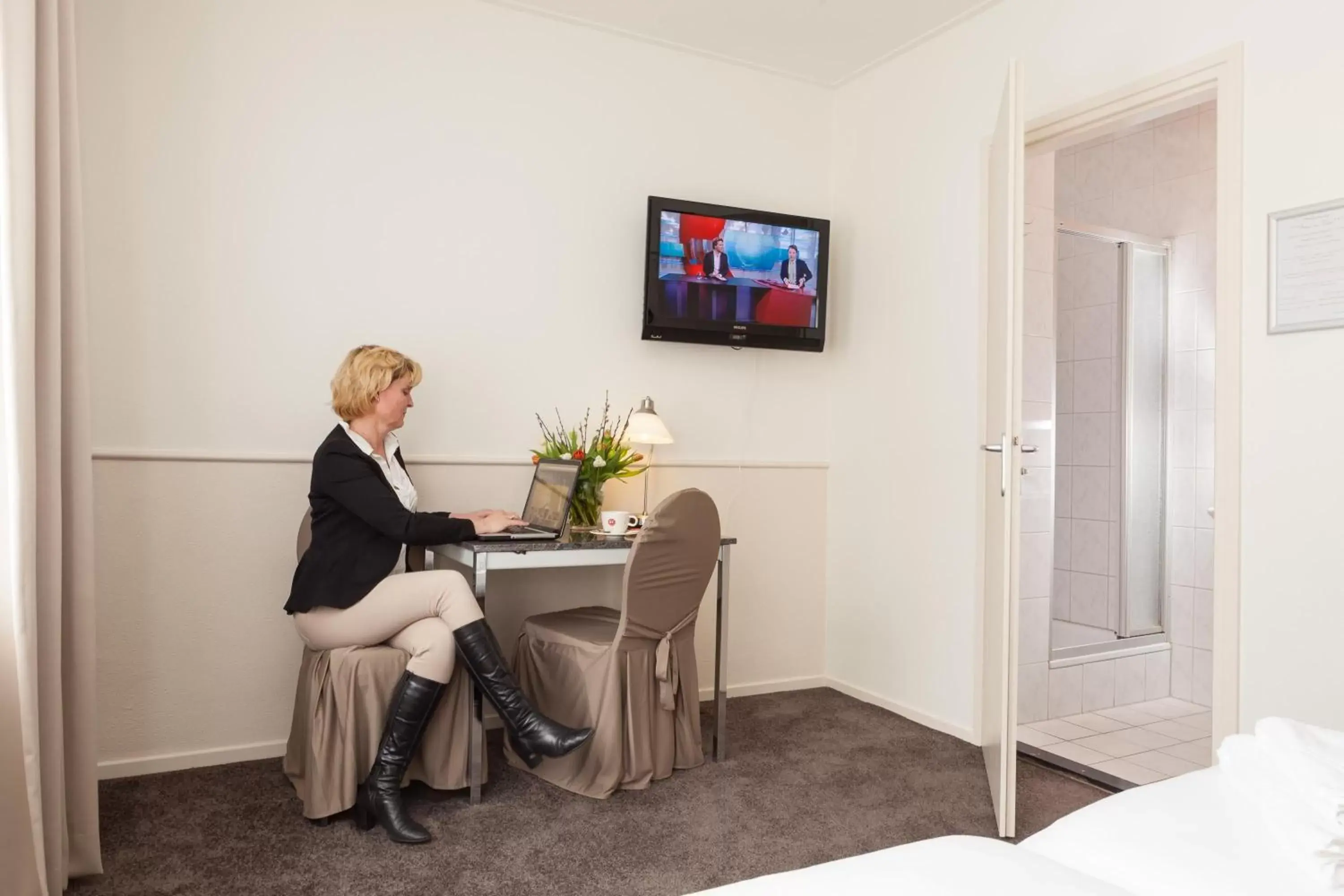 People, TV/Entertainment Center in Hotel Stad en Land