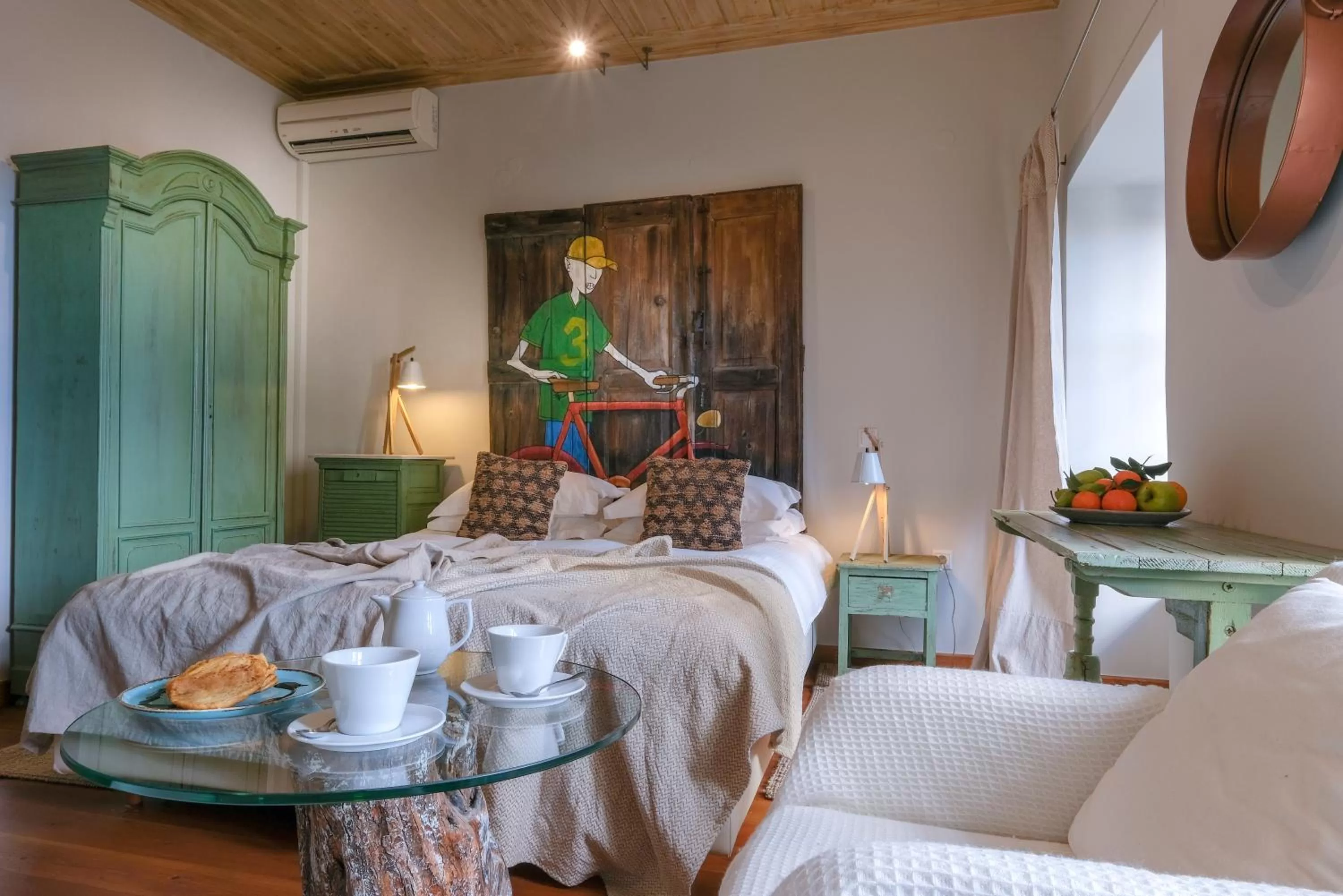 Decorative detail, Bed in Amymone and Adiandi