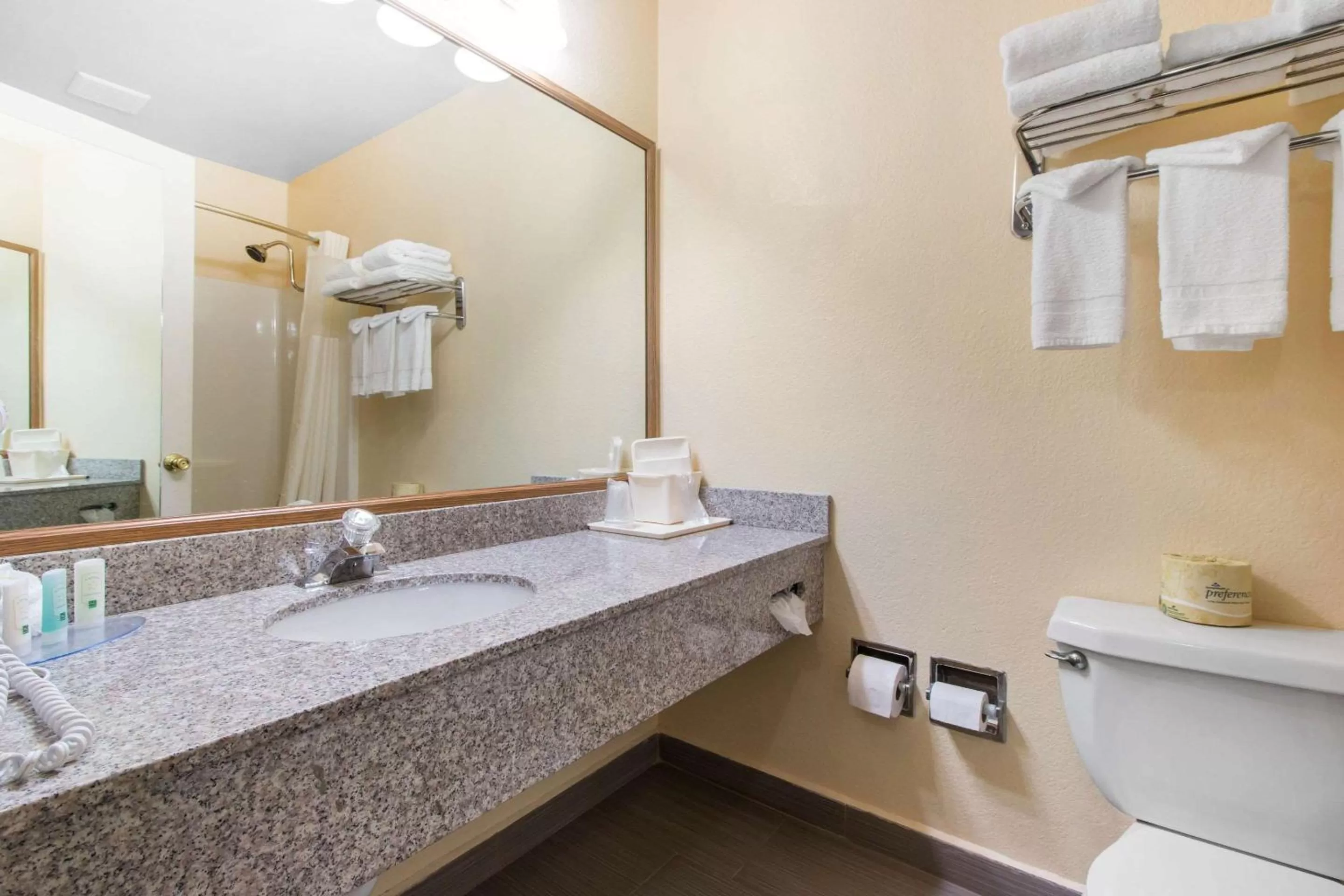 Bathroom in Quality Inn & Suites Crescent City Redwood Coast