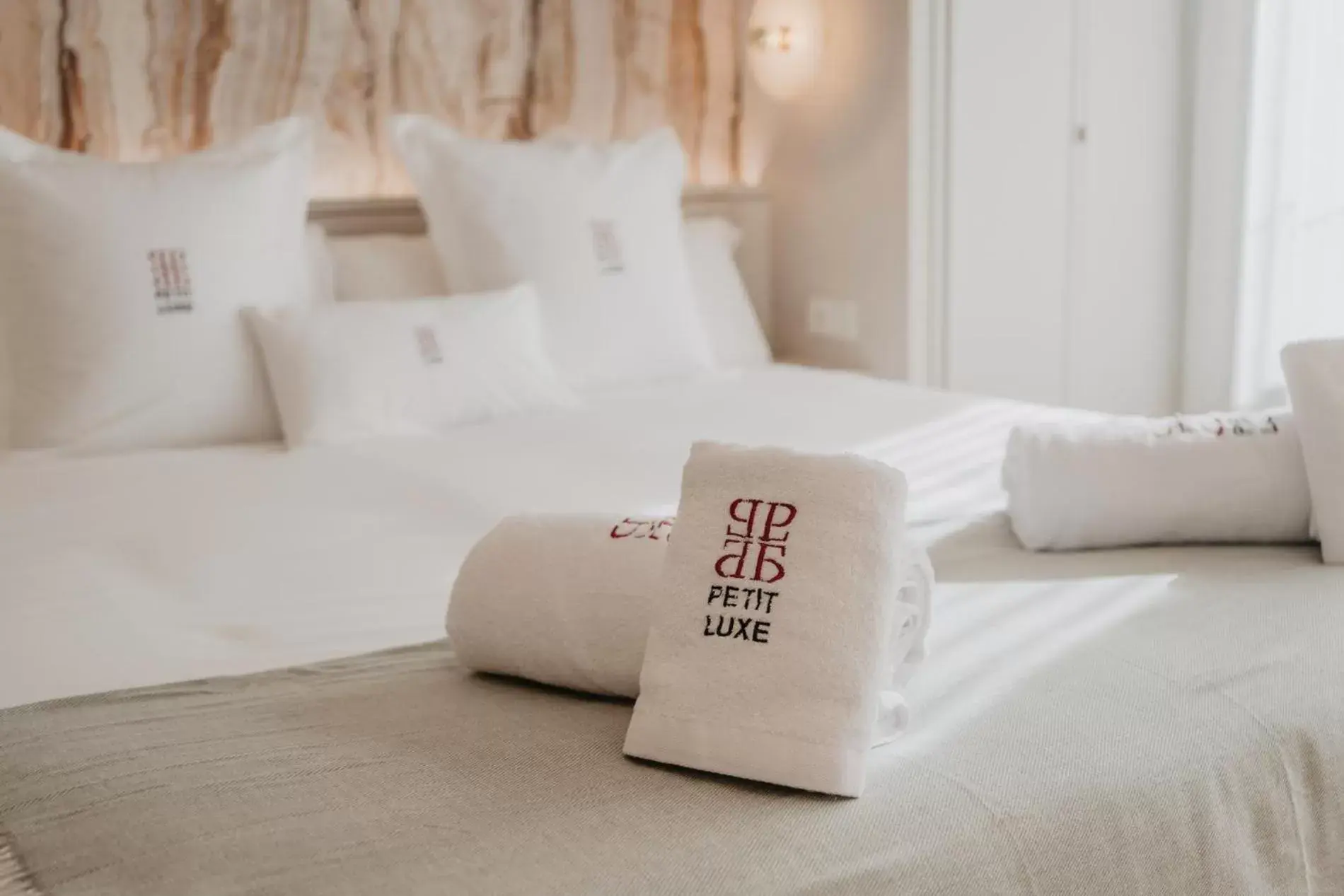 Logo/Certificate/Sign, Bed in Hotel Boutique Petit Luxe