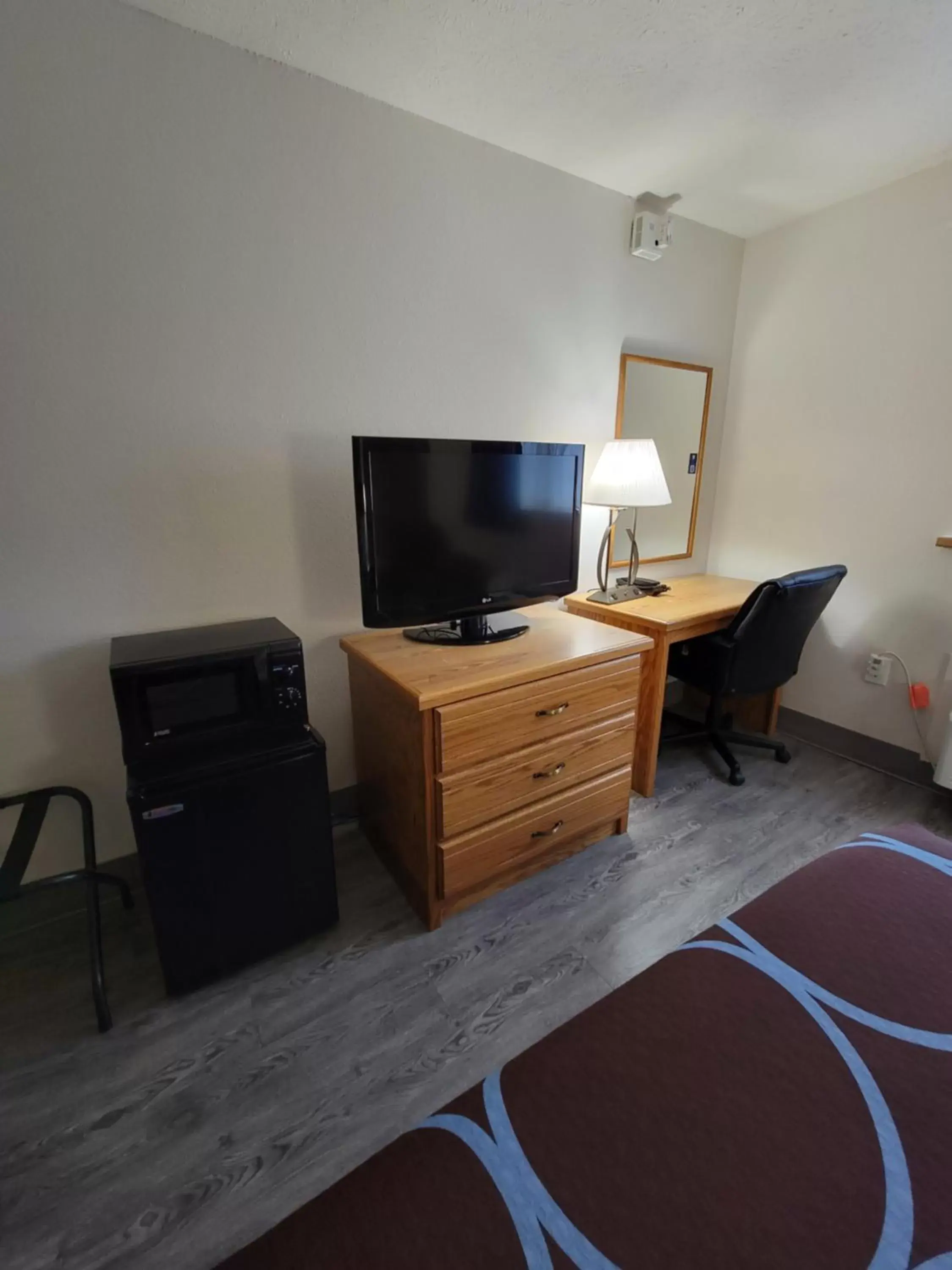 TV and multimedia, TV/Entertainment Center in SureStay Plus Hotel by Best Western Grand Island