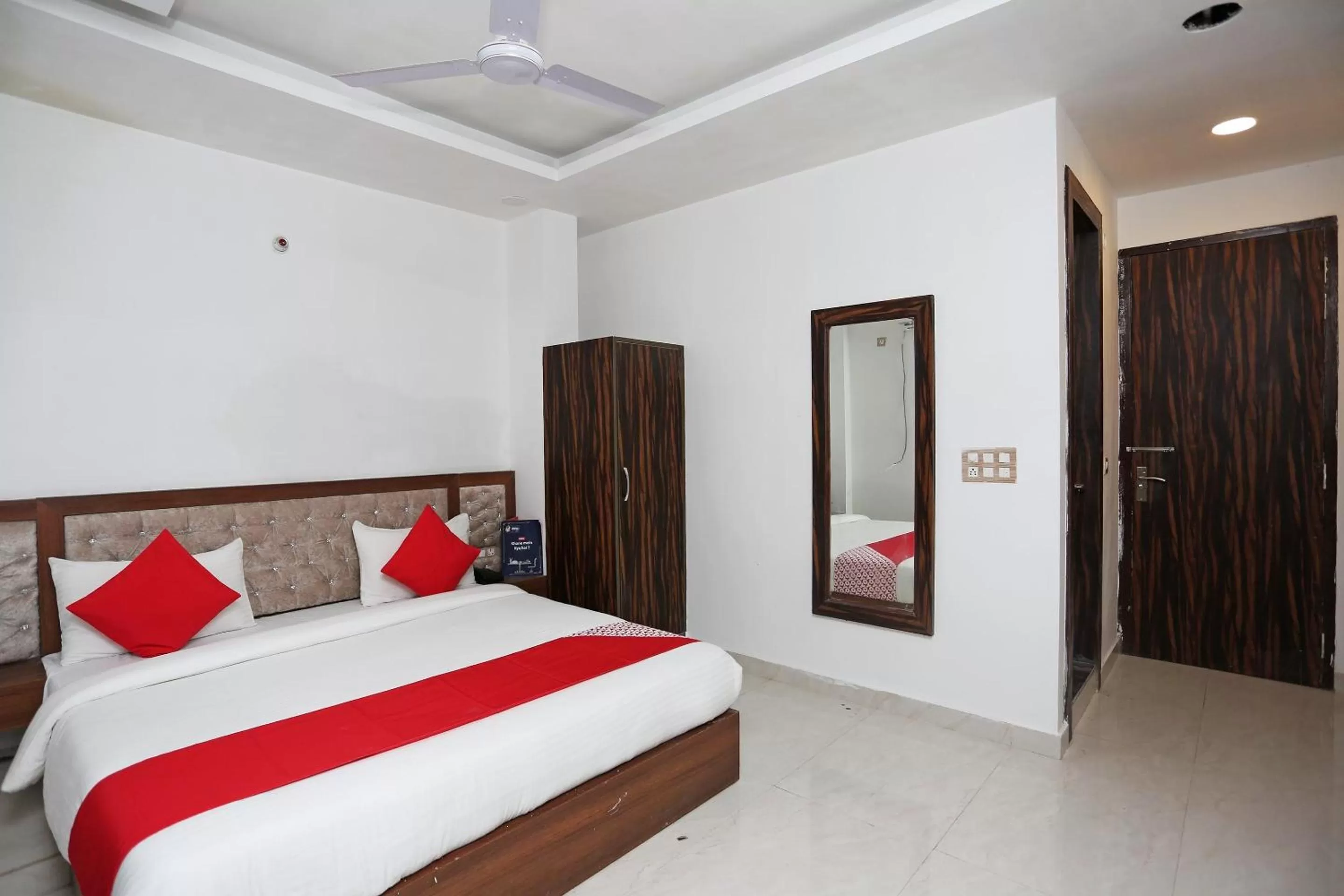 Bedroom, Bed in Super OYO Capital O Hotel Rosewood Inn