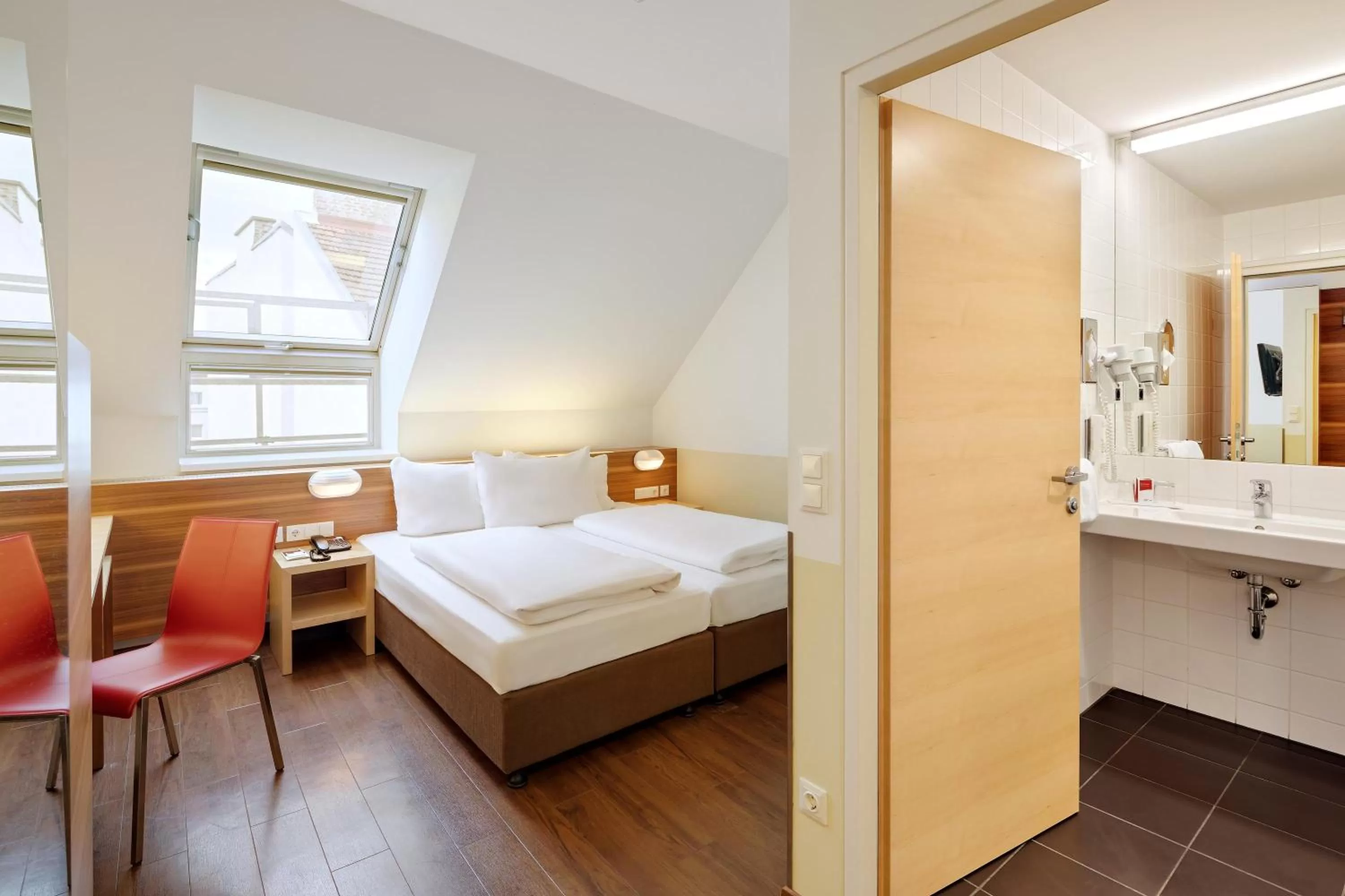 Photo of the whole room, Bed in Austria Trend Hotel beim Theresianum Wien