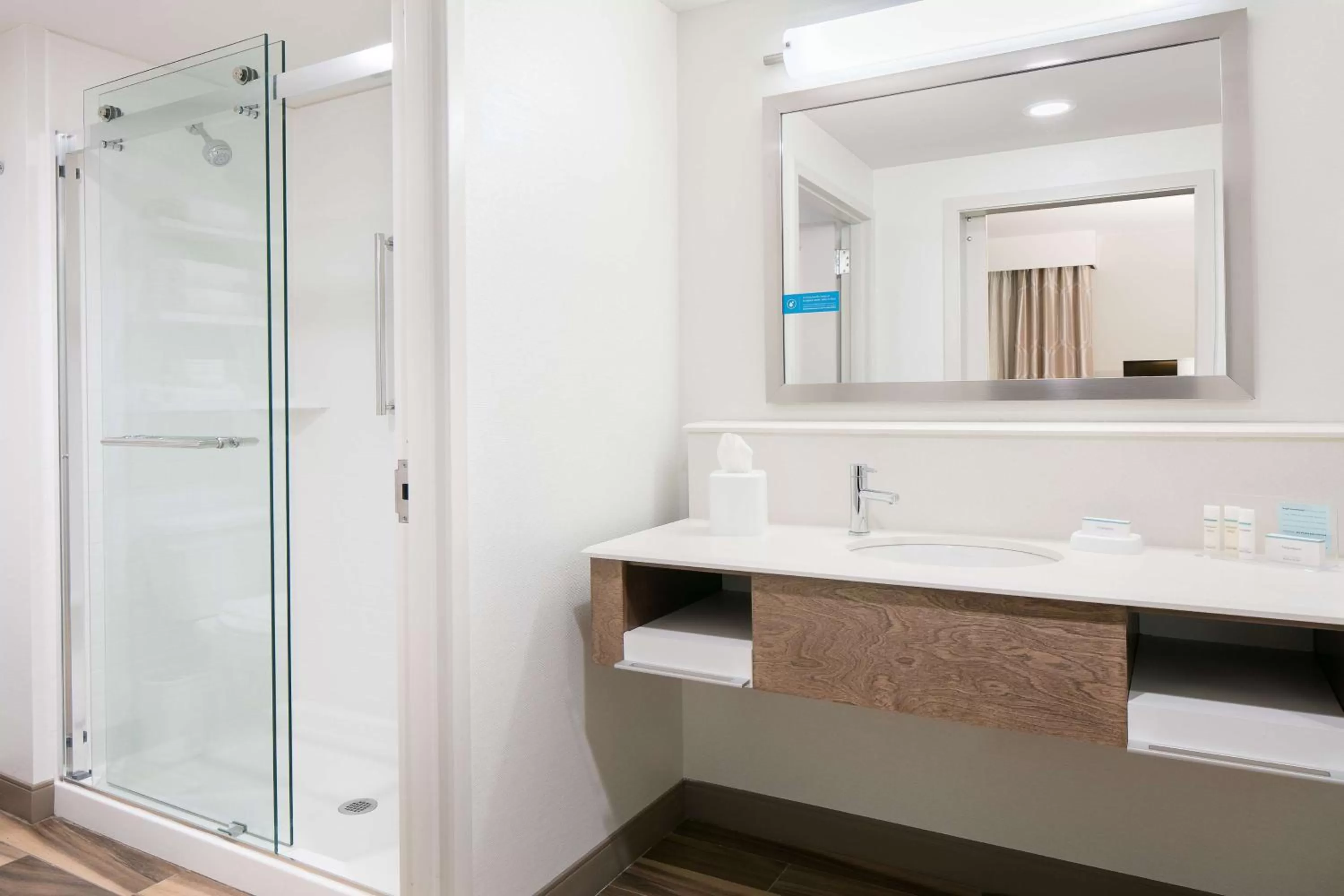 Bed in Hampton Inn & Suites Mason City, IA