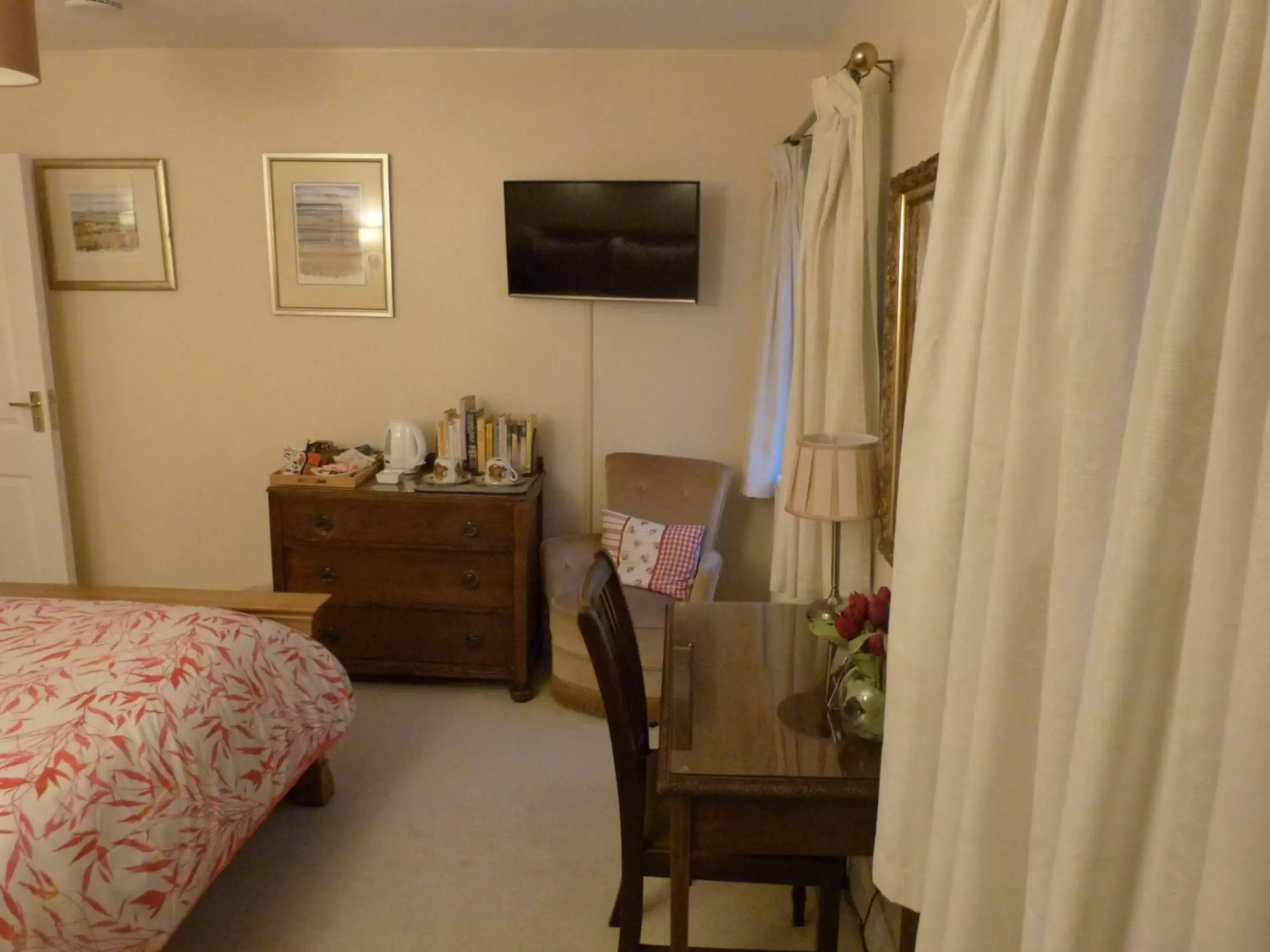 Bedroom, TV/Entertainment Center in The Old Posthouse B&B