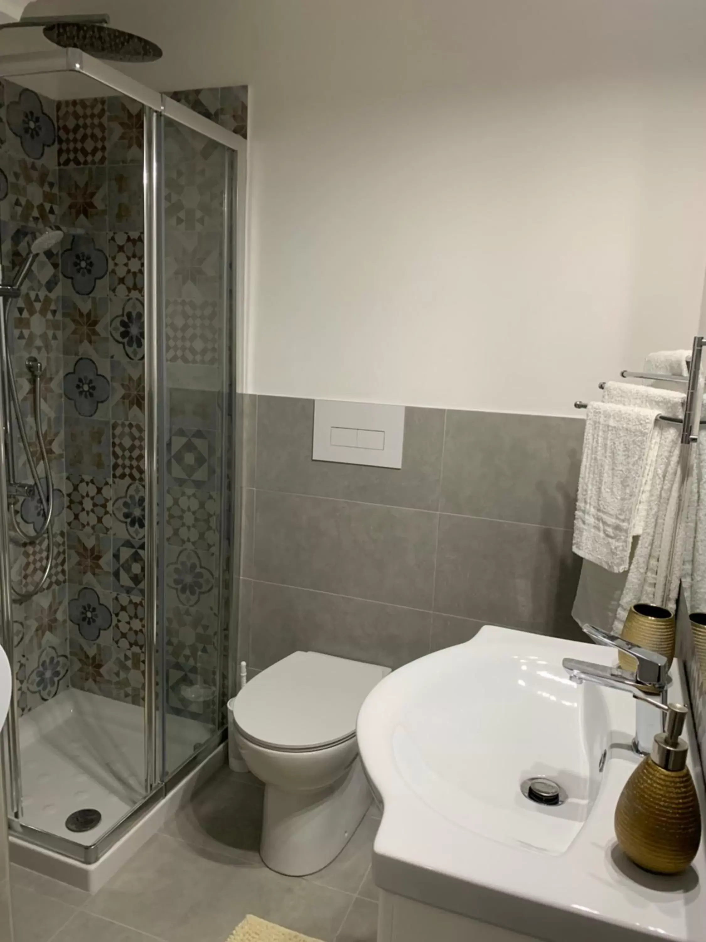 Shower, Bathroom in B&B Ramura