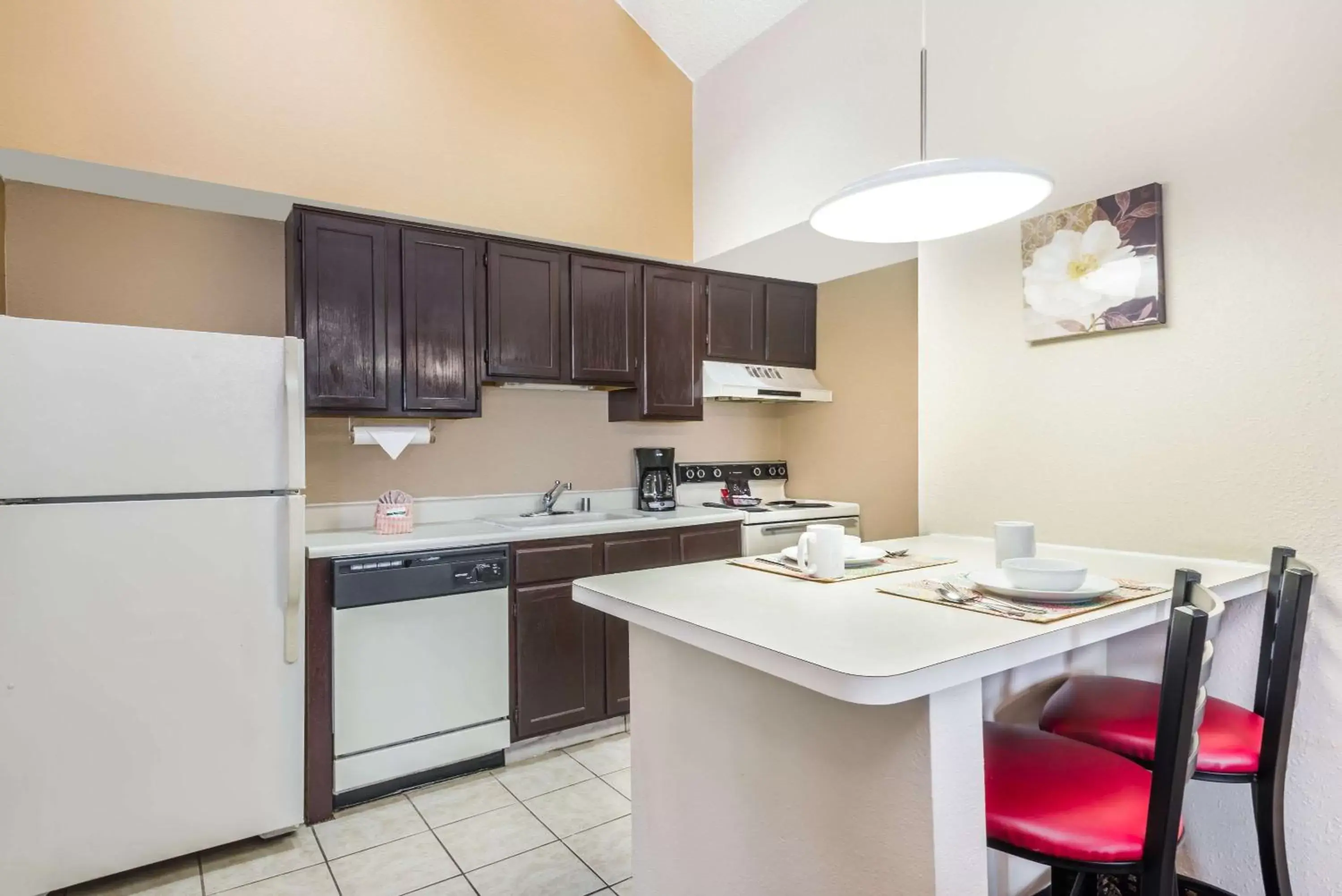 Photo of the whole room, Kitchen/Kitchenette in Hawthorn Suites Dayton North