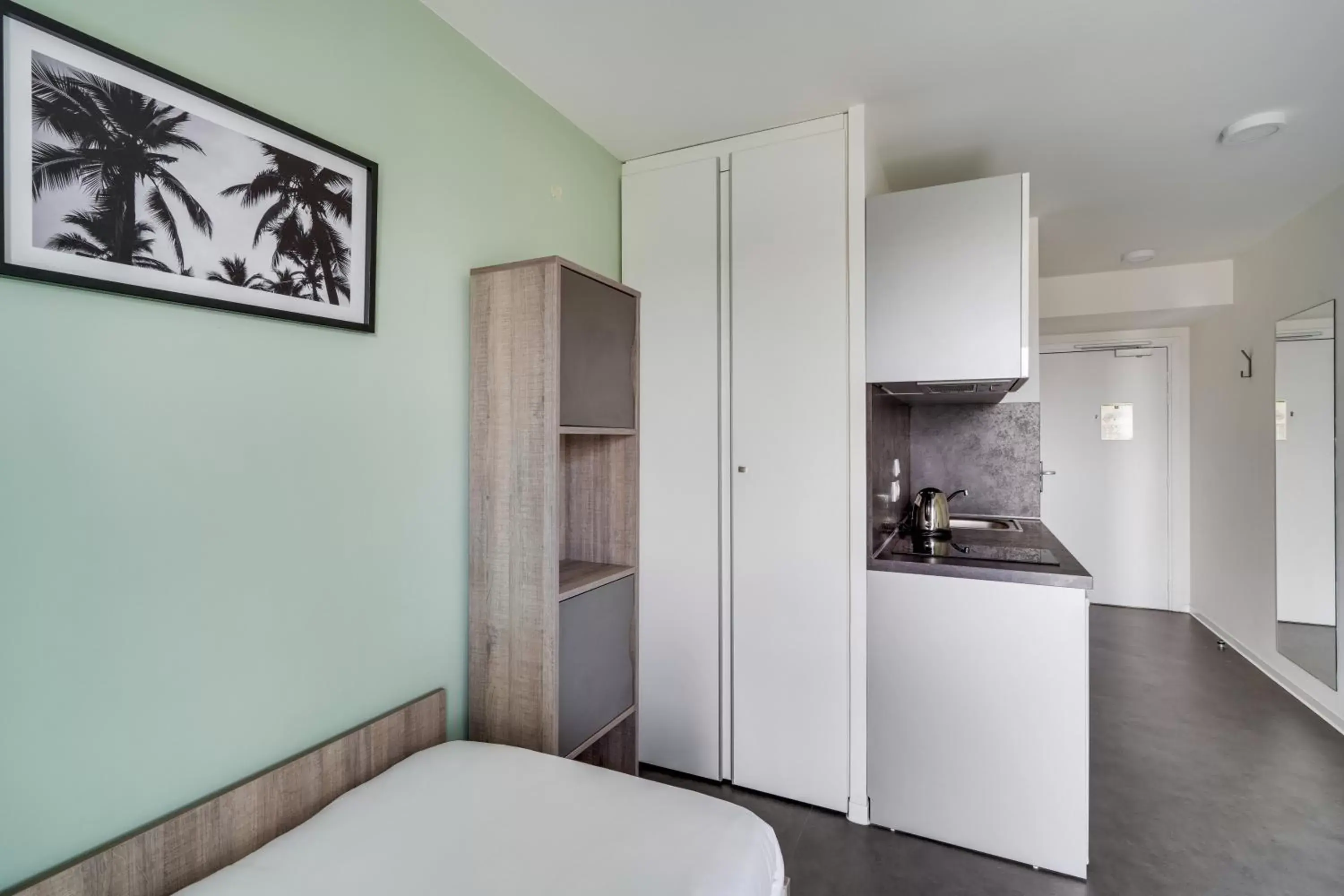 Kitchen or kitchenette, Kitchen/Kitchenette in All Suites Appart Hôtel Massy Palaiseau