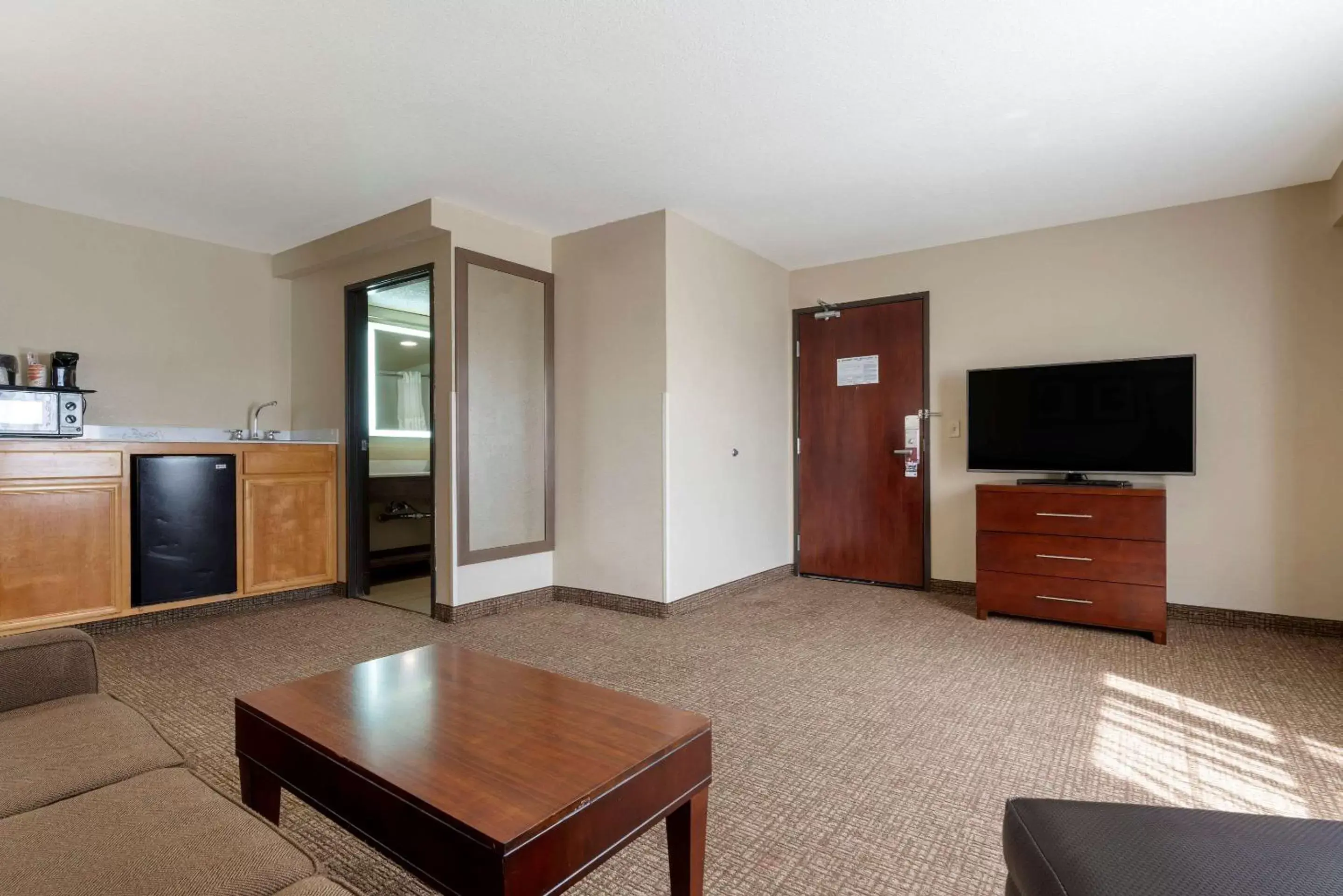 Photo of the whole room, TV/Entertainment Center in Comfort Suites Downtown Sacramento