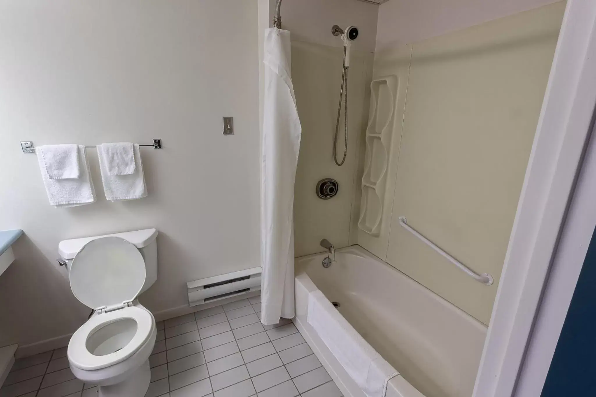 Superior Queen Room with Two Queen Beds in La Baleine Endiablée Microbrasserie Superior Queen Room with Two Queen Beds in La Baleine Endiablée Microbrasserie