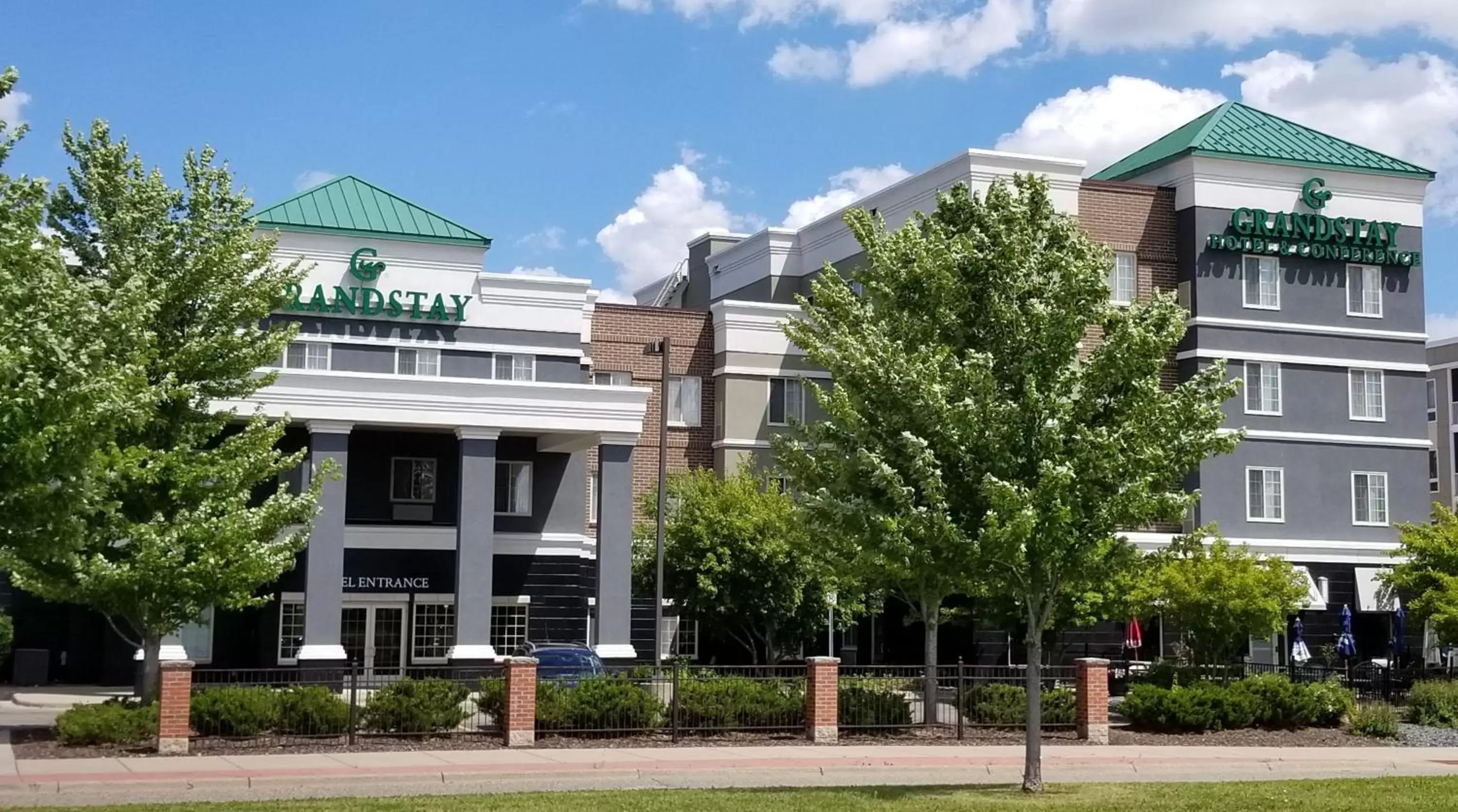 Facade/entrance, Property Building in Grandstay Apple Valley