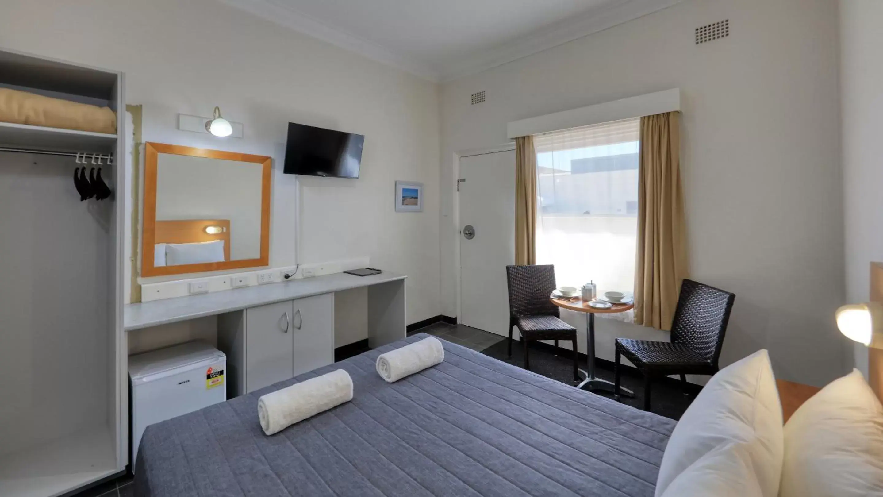 Photo of the whole room, Bed in Cowra Motor Inn