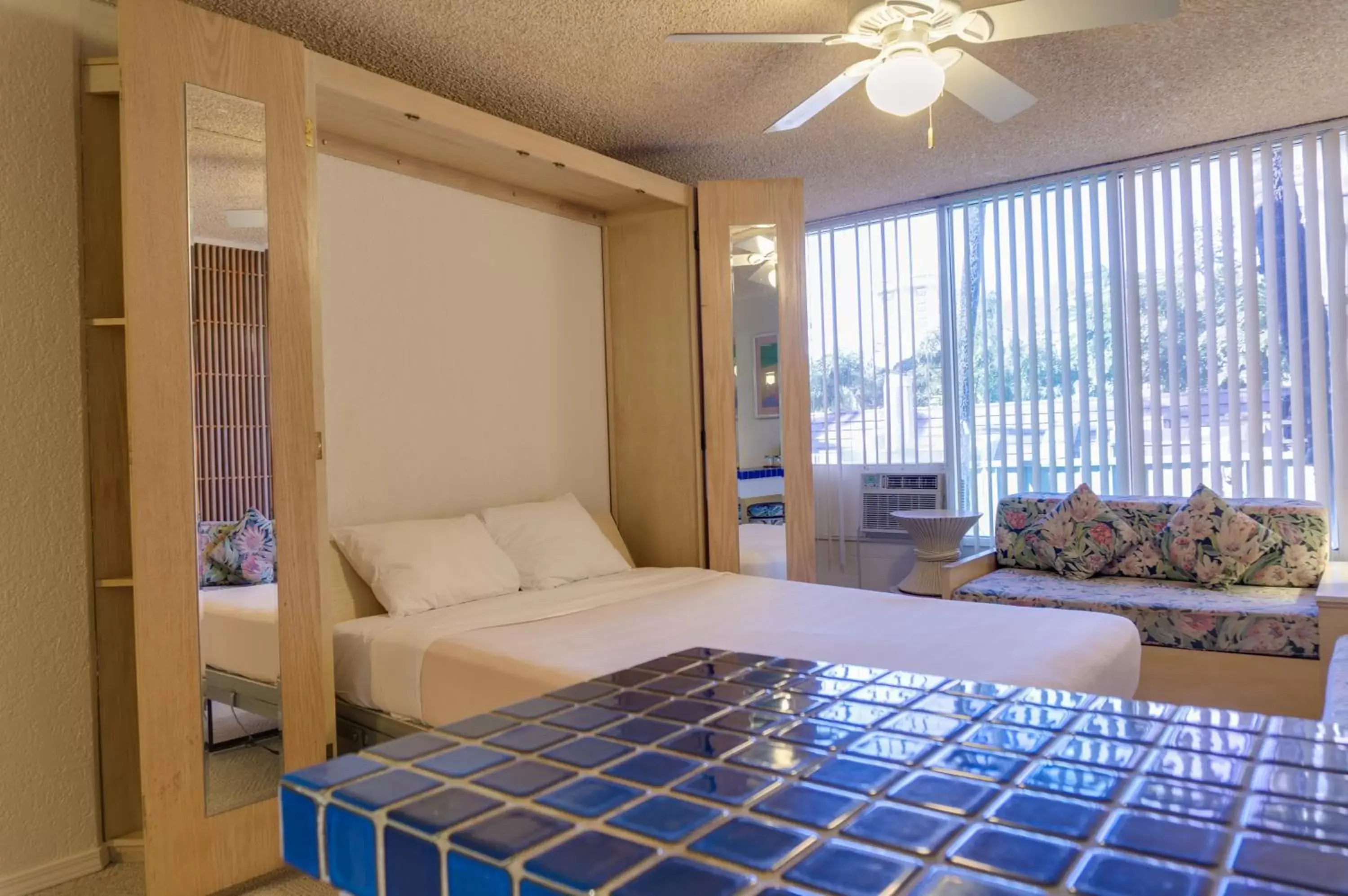 Bed in Kuhio Banyan Hotel (with Kitchenettes)