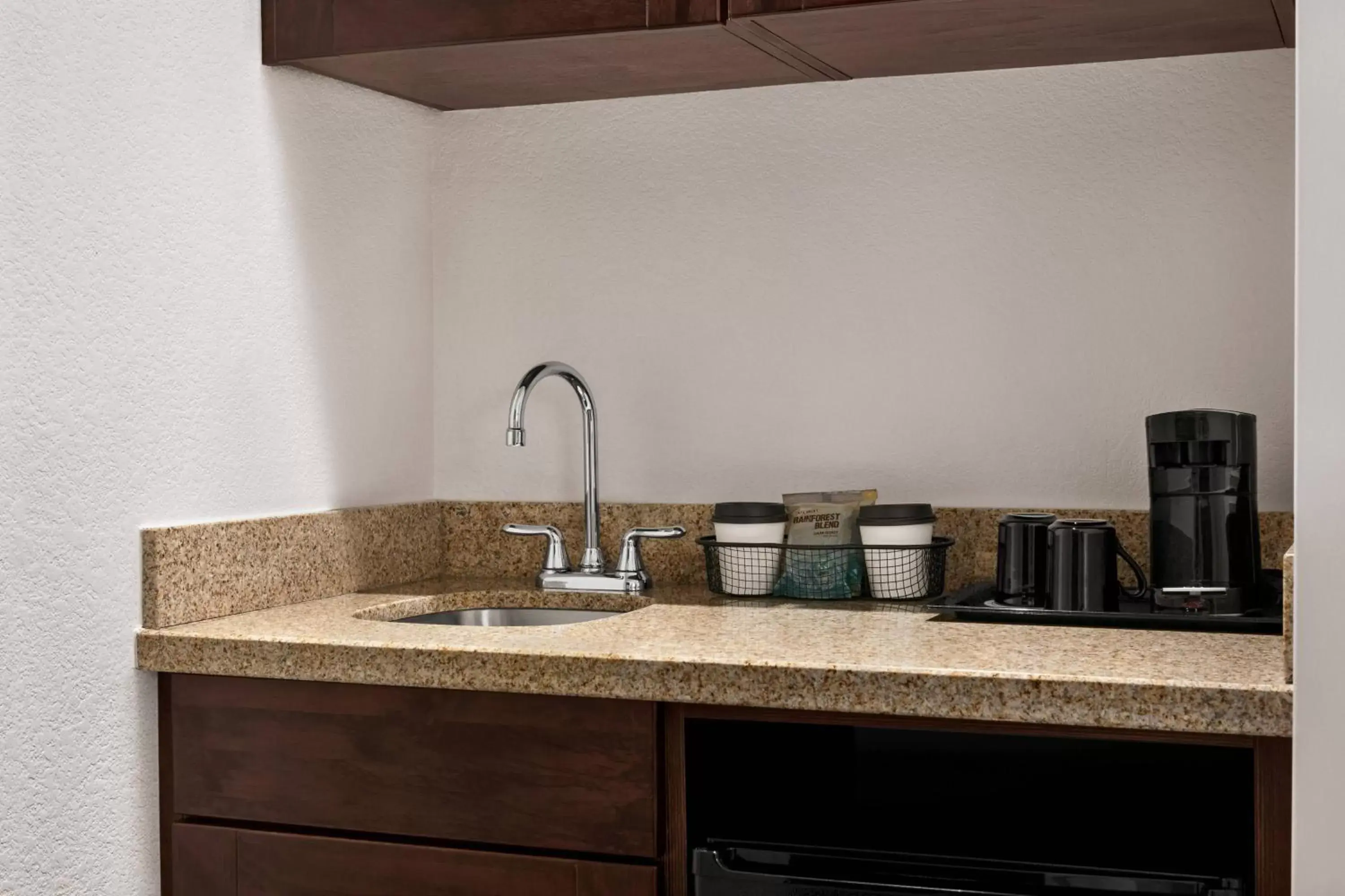 Kitchen or kitchenette, Bathroom in SpringHill Suites Dulles Airport