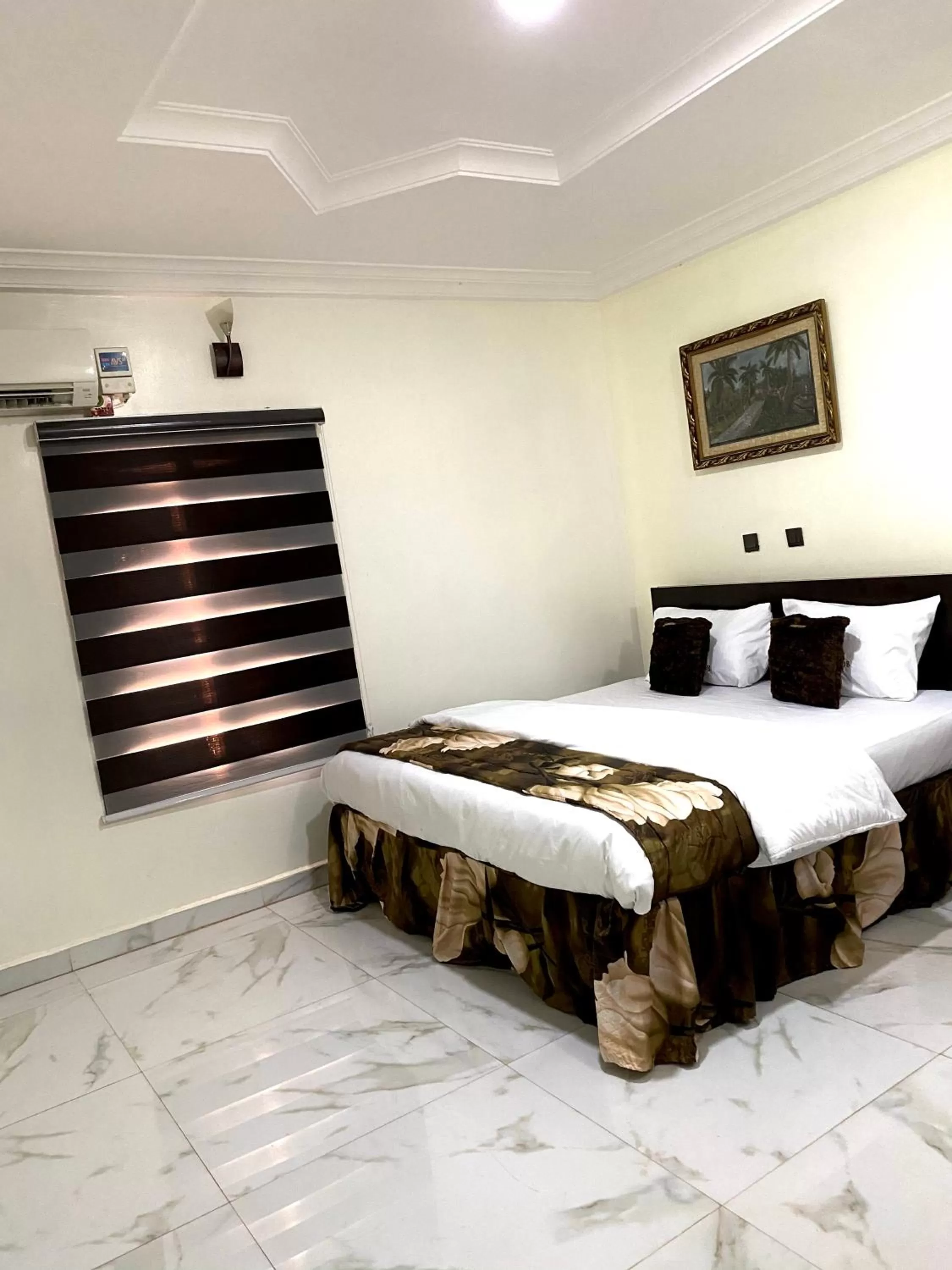 Bed in Nue-Crest Hotels & Suites