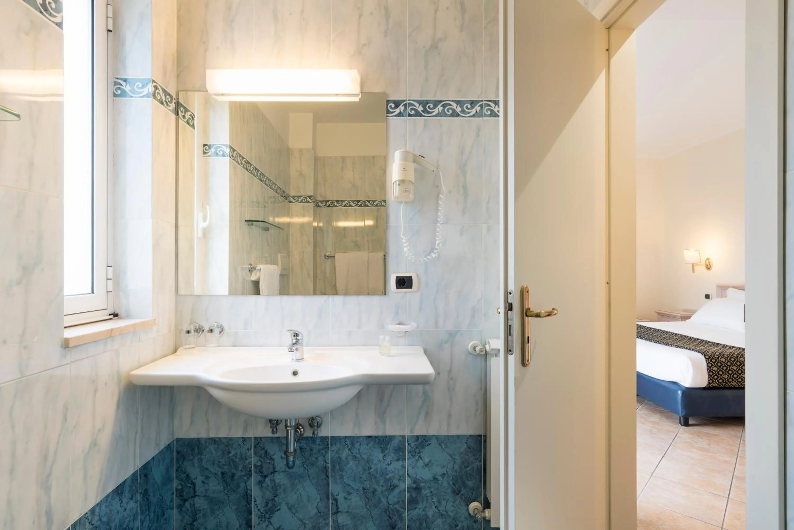 Bathroom, Bed in Sant Alphio Garden Hotel & SPA