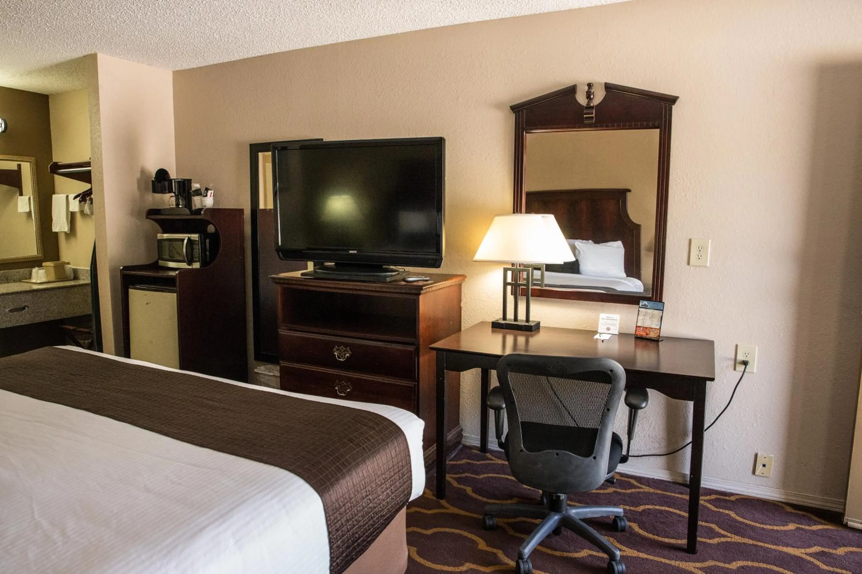 TV and multimedia, Bed in Mockingbird Inn & Suites