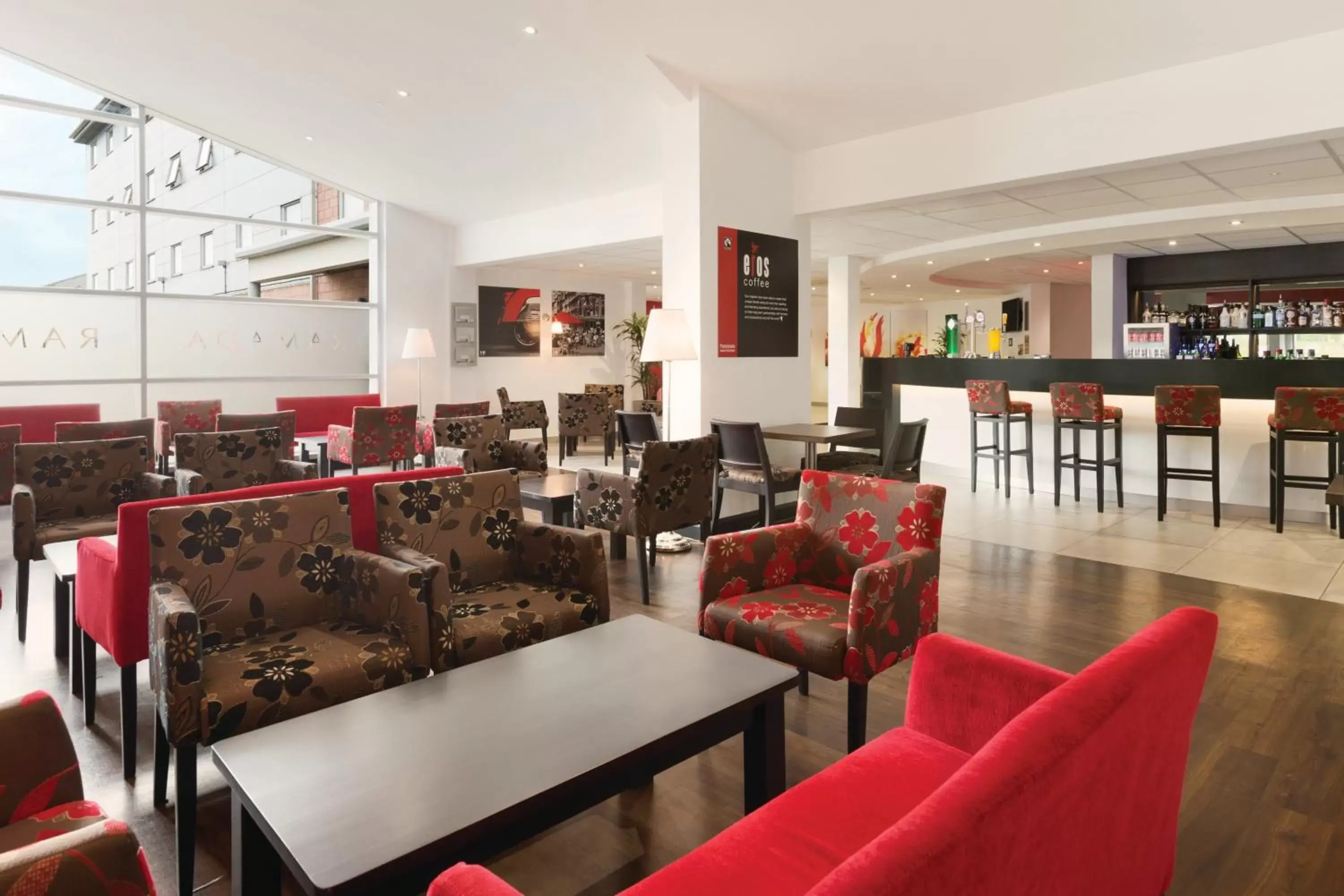 Lounge or bar, Restaurant/Places to Eat in Ramada Wakefield