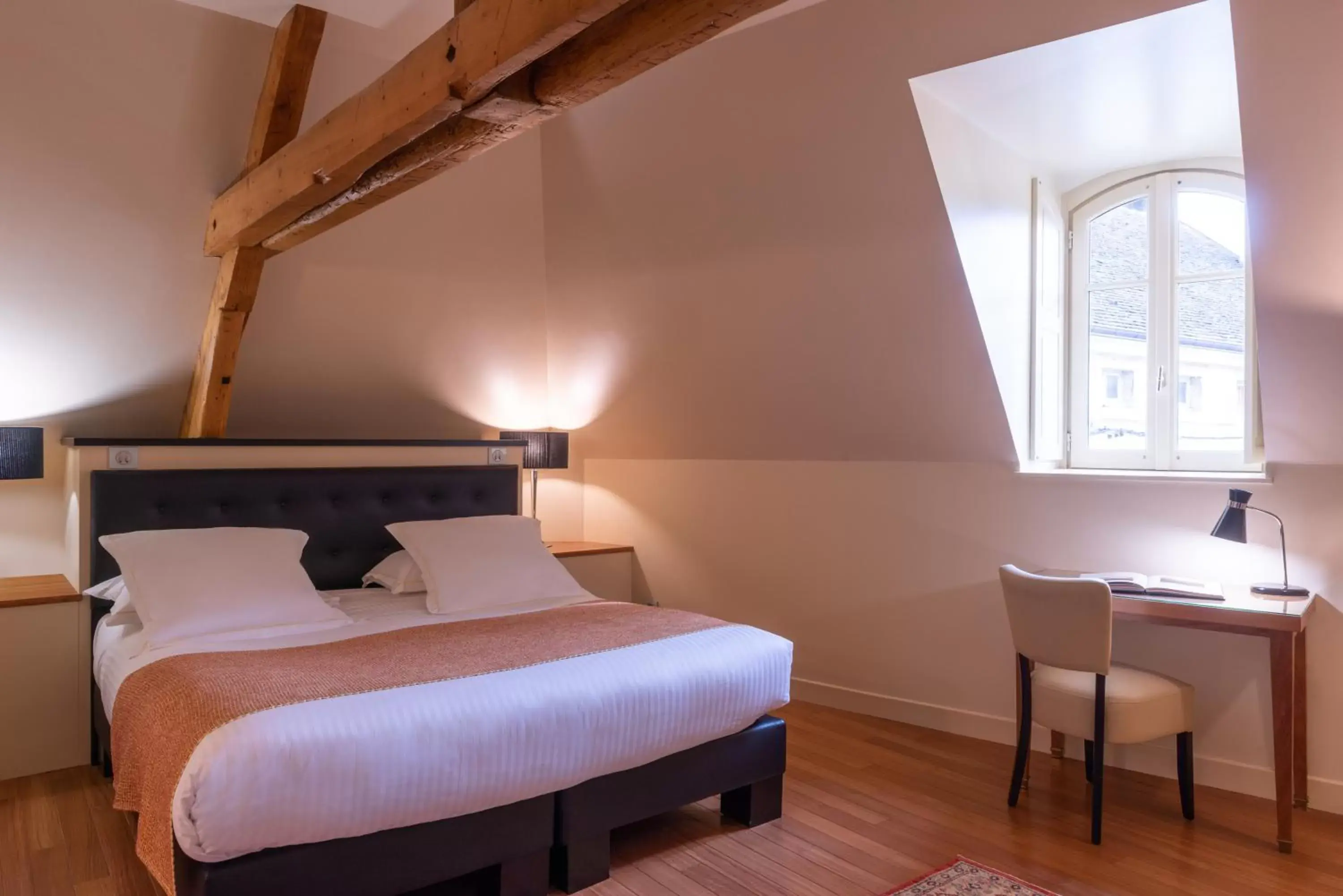 Bedroom, Bed in L'Hôtel Bedroom, Bed in L'Hôtel