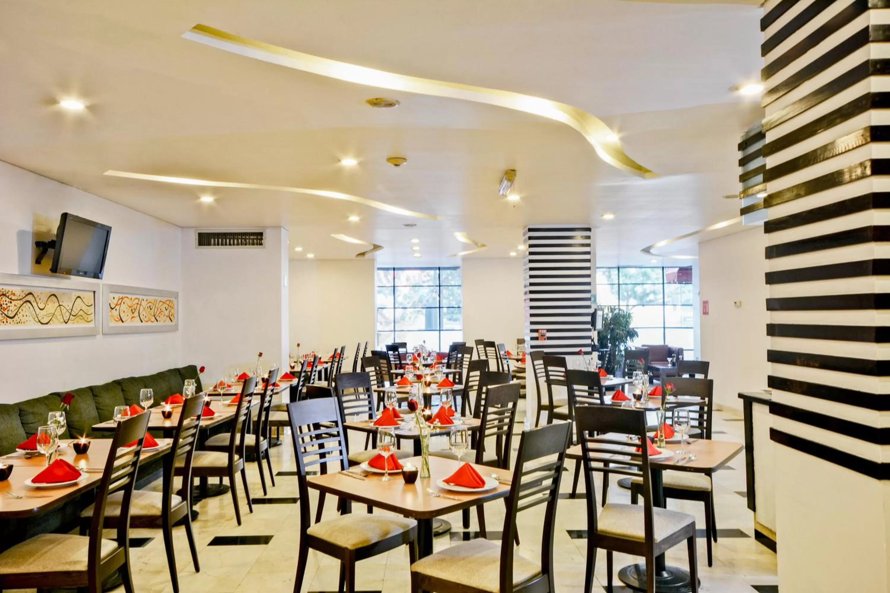 Restaurant/places to eat in Hotel & Suites PF