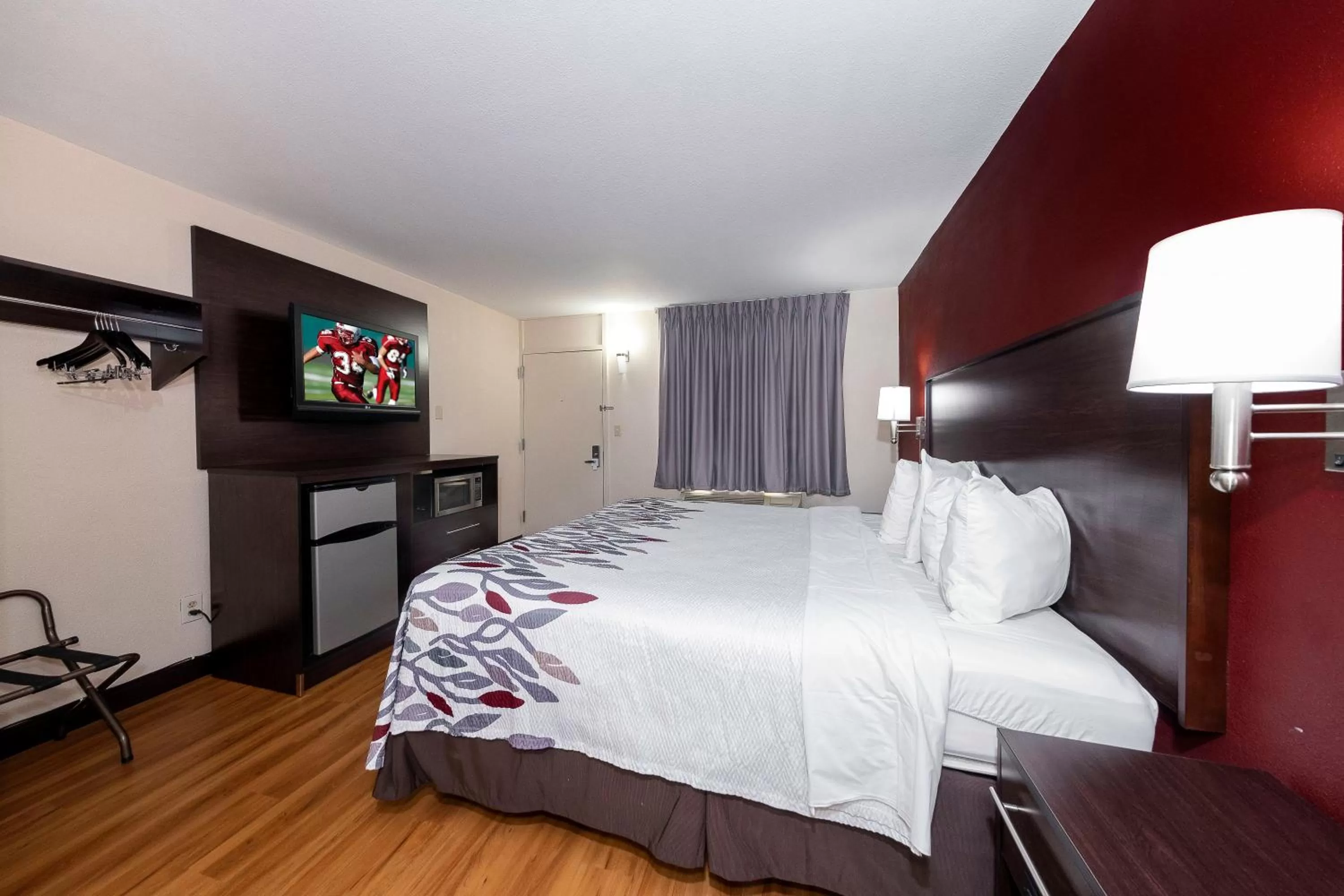 Photo of the whole room, Bed in Red Roof Inn Bordentown - McGuire AFB